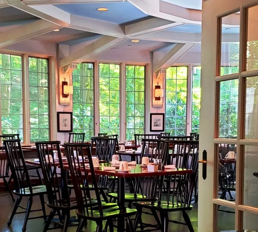 Seasons Restaurant dining room