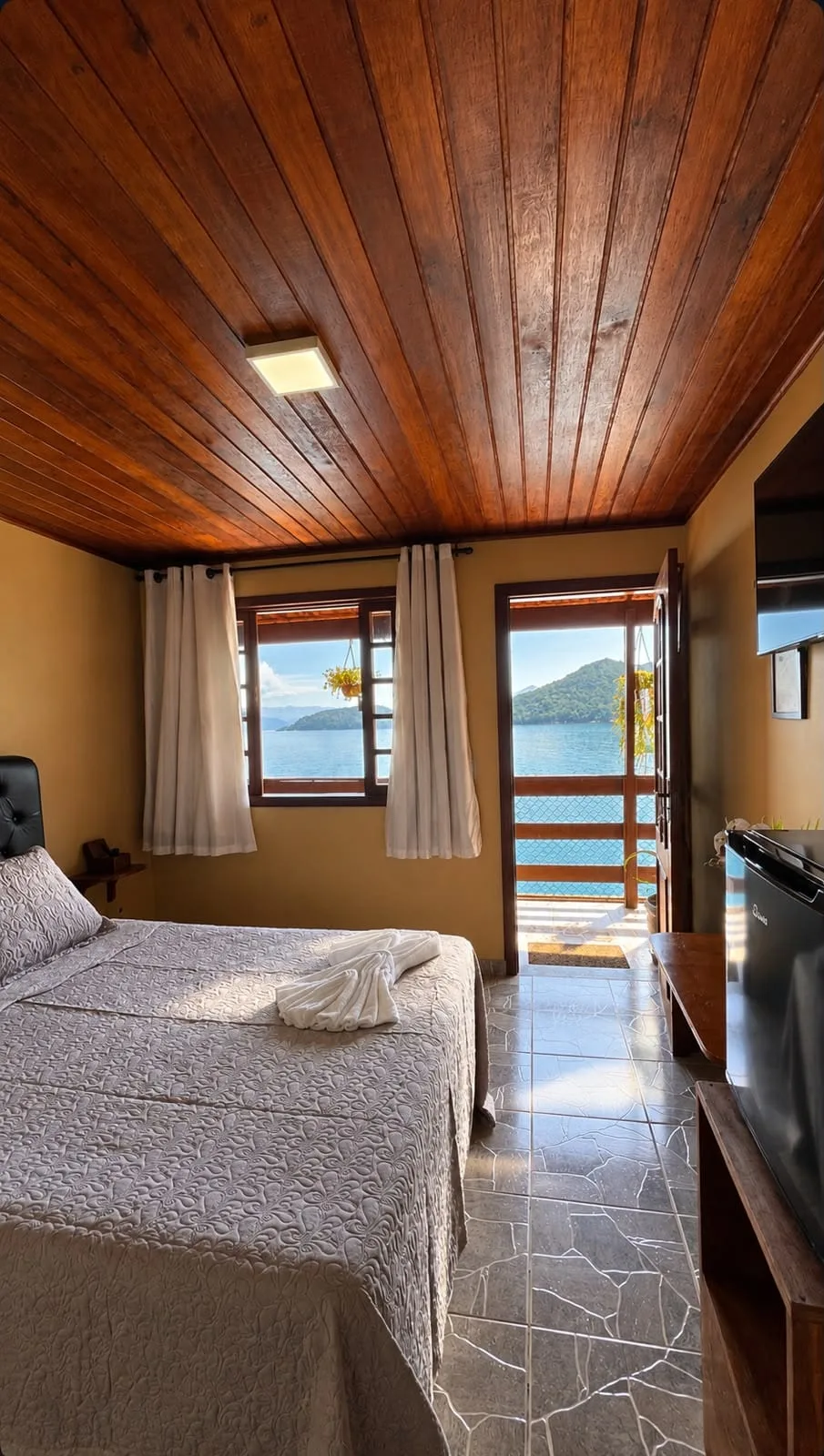 Sea View Suite, photo 3 of 7