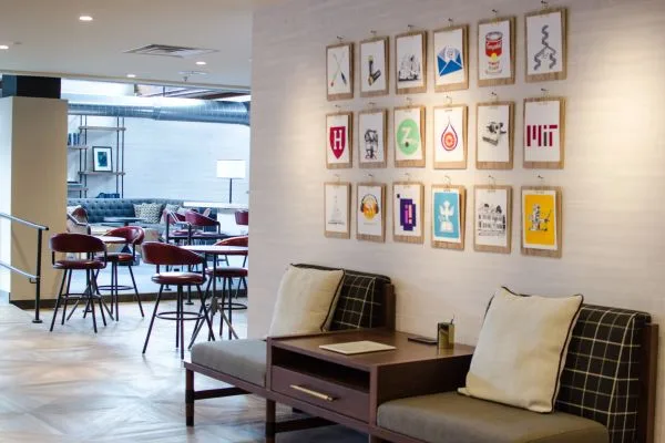 Sala con un sofá y sillas