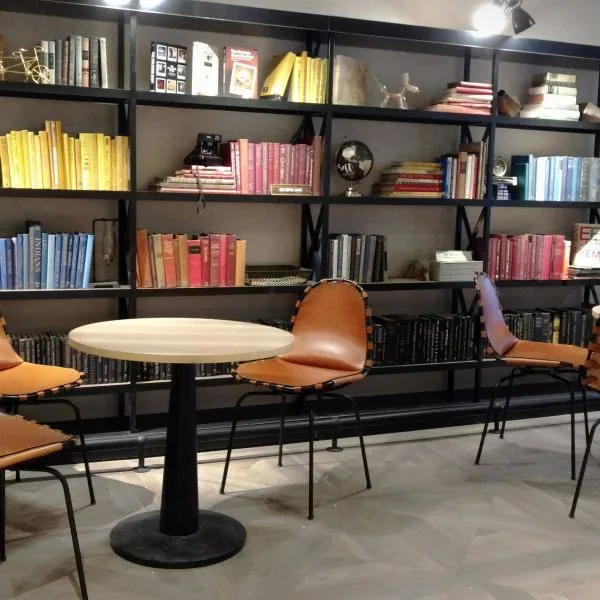 Sala con sillas y una mesa