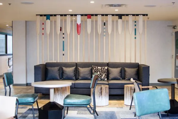 Sala con un sofá y sillas