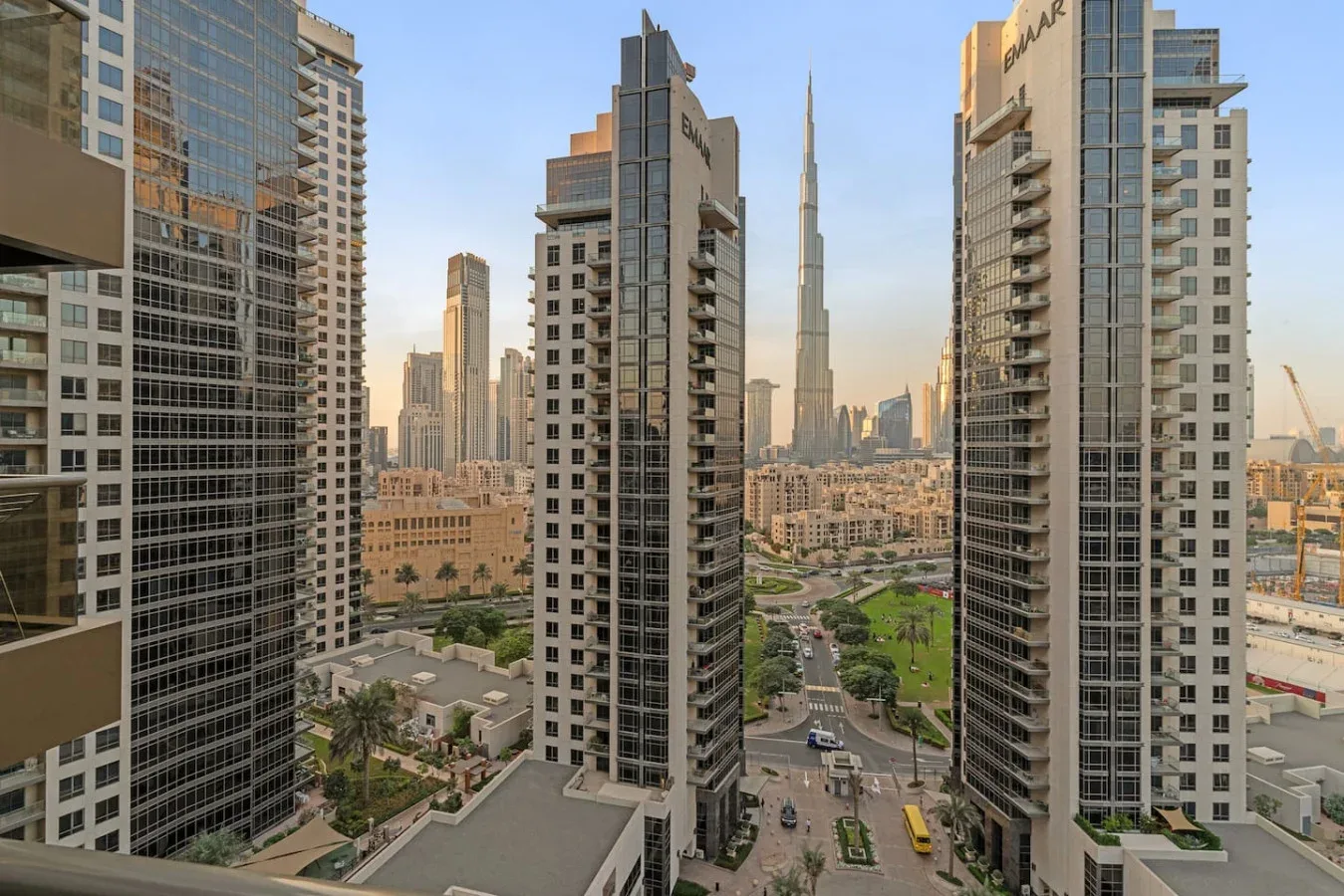 Un horizonte urbano queda enmarcado por edificios altos, con calles y zonas verdes abajo.