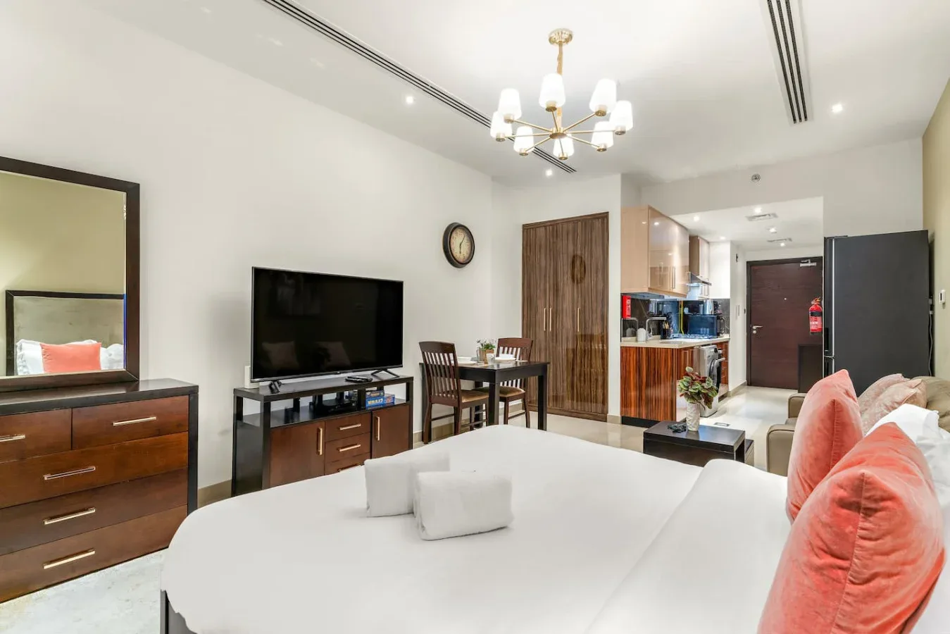 Un dormitorio con una cama grande, un televisor y una mesa de comedor.