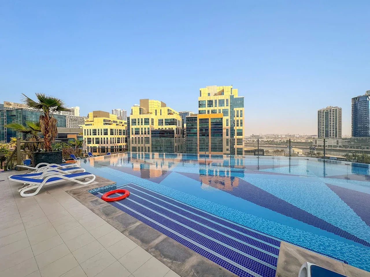Una piscina en la azotea tiene vistas a los edificios cercanos.
