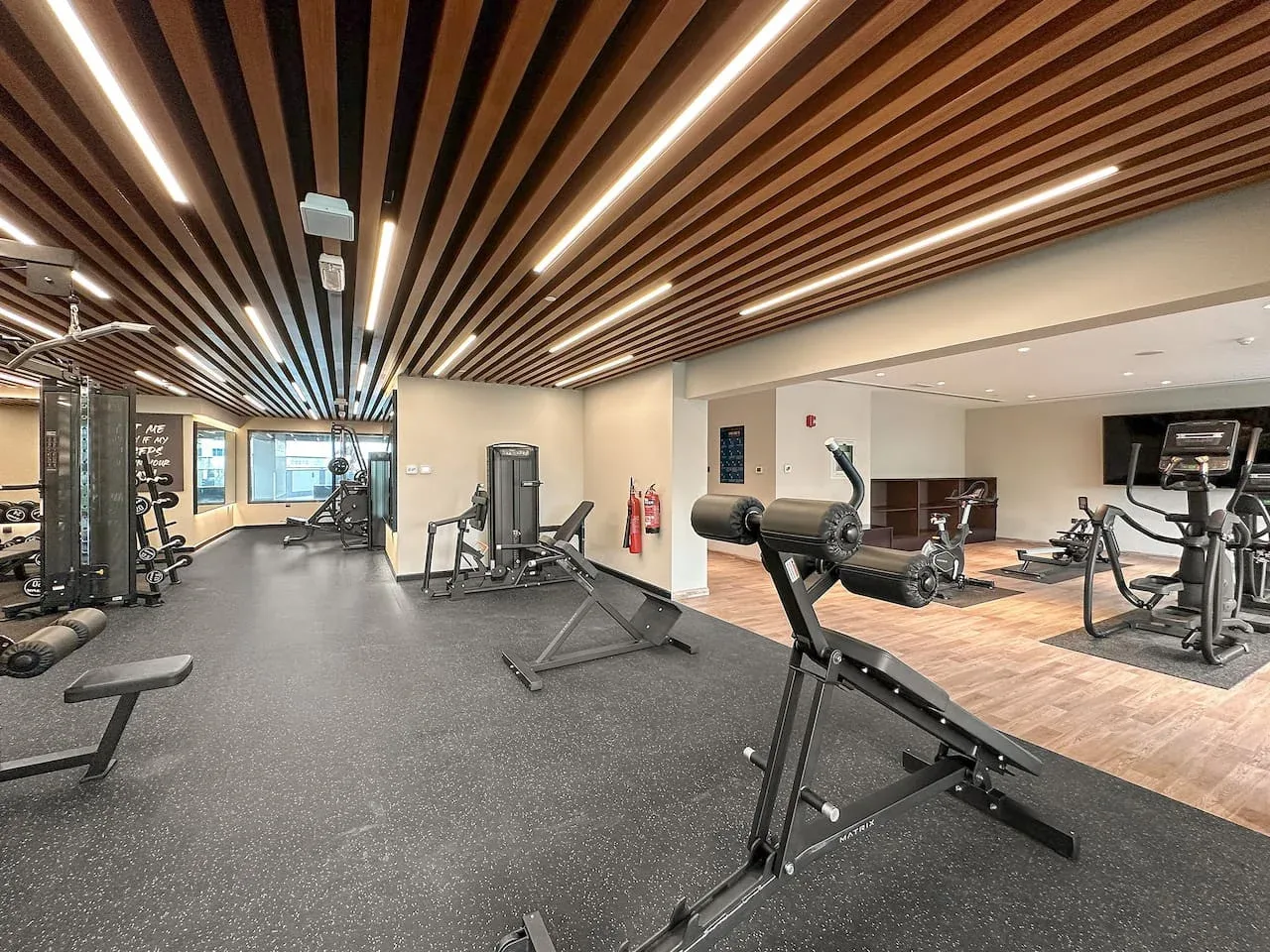 Una sala de ejercicio con máquinas y equipos de entrenamiento.