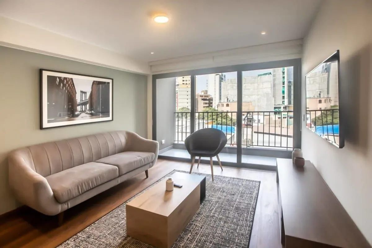 Perfect 2BR with Balcony in Miraflores