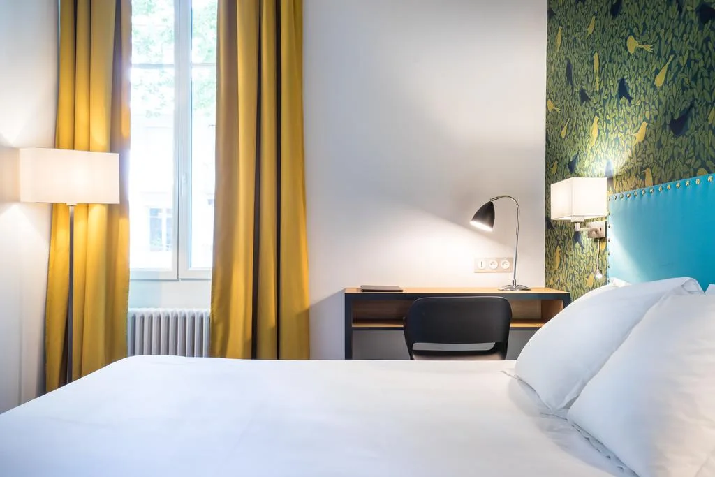 Room with one large bed