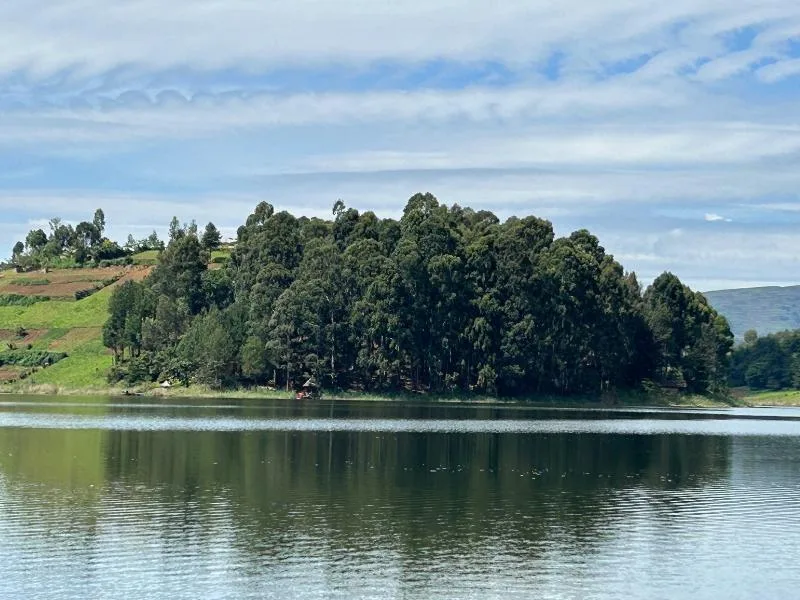 Isla de Itambira vista desde el lago Bunyonyi