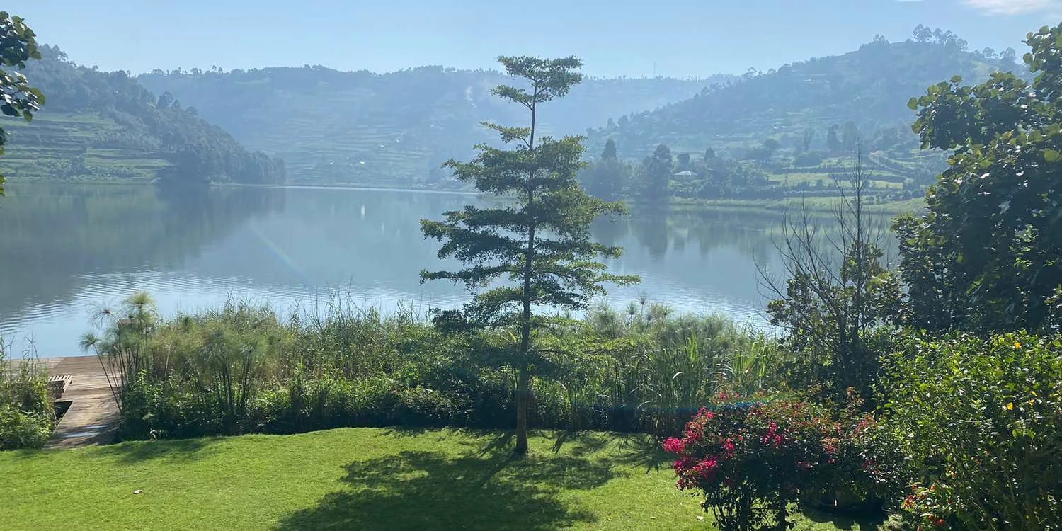 Vista al lago y jardines