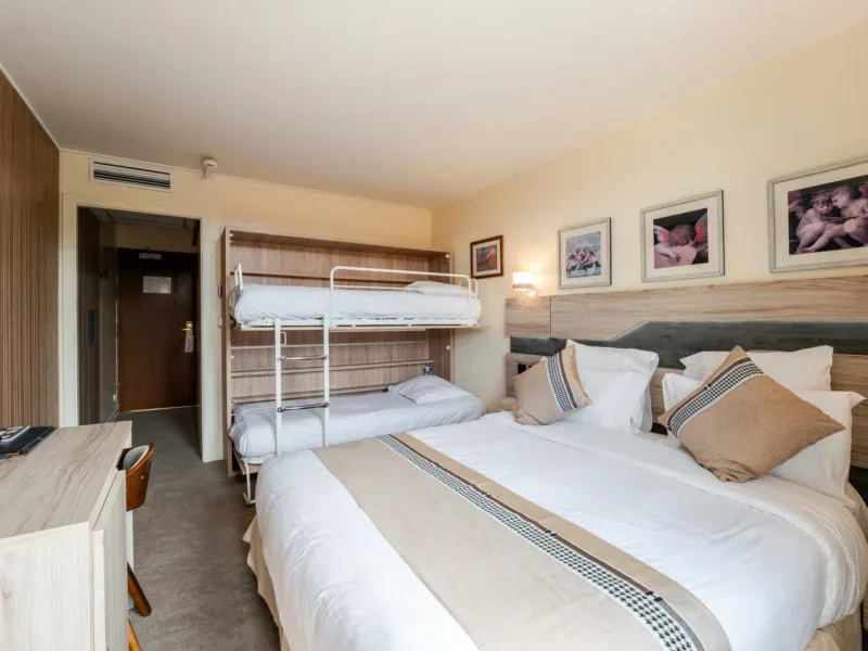 Habitación de hotel para cuatro personas