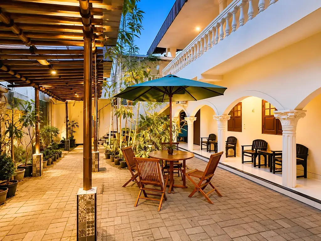 Pasillo con arcos de estilo de las Indias