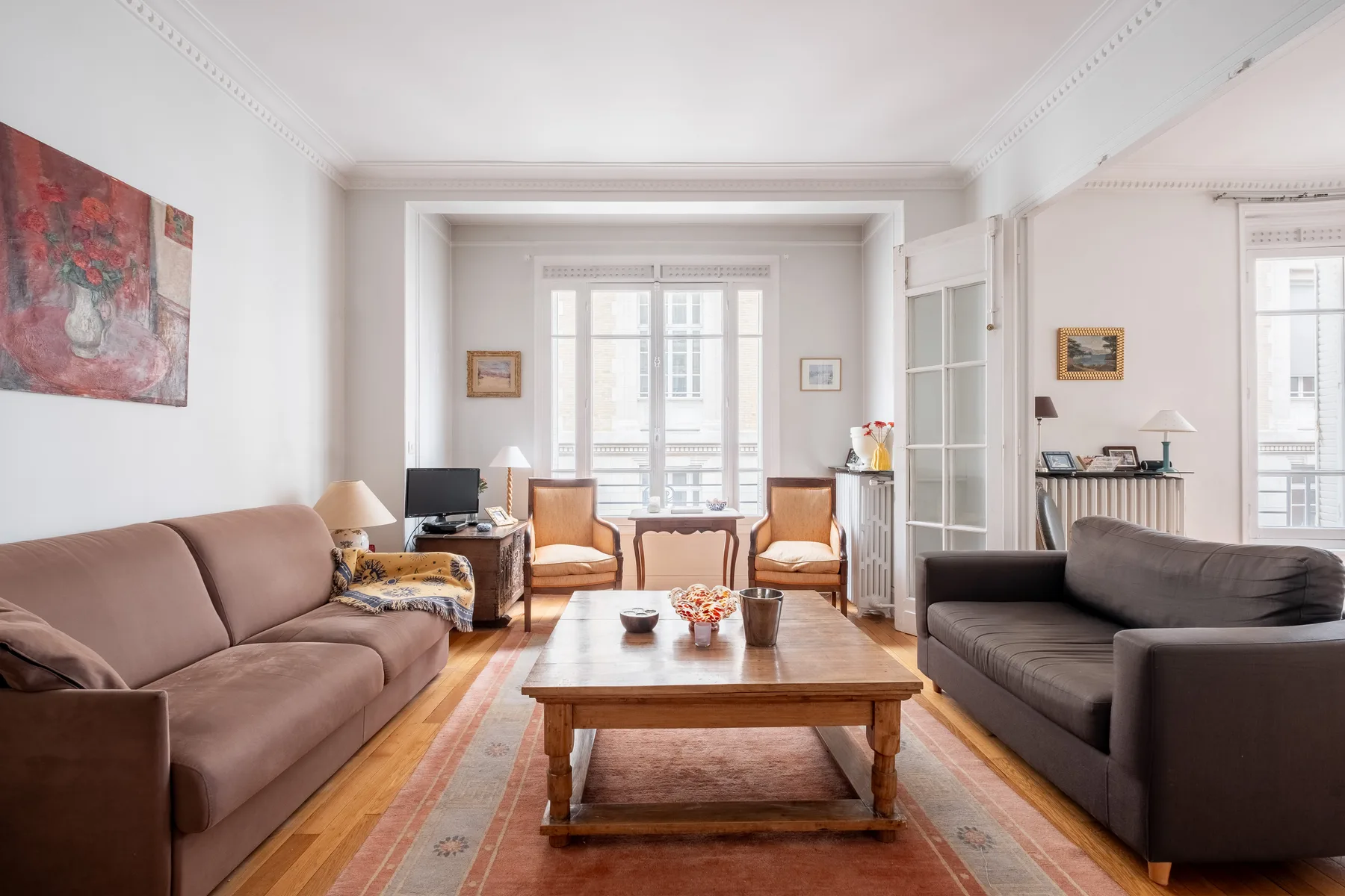 Una sala luminosa con asientos alrededor de una mesa de centro de madera.