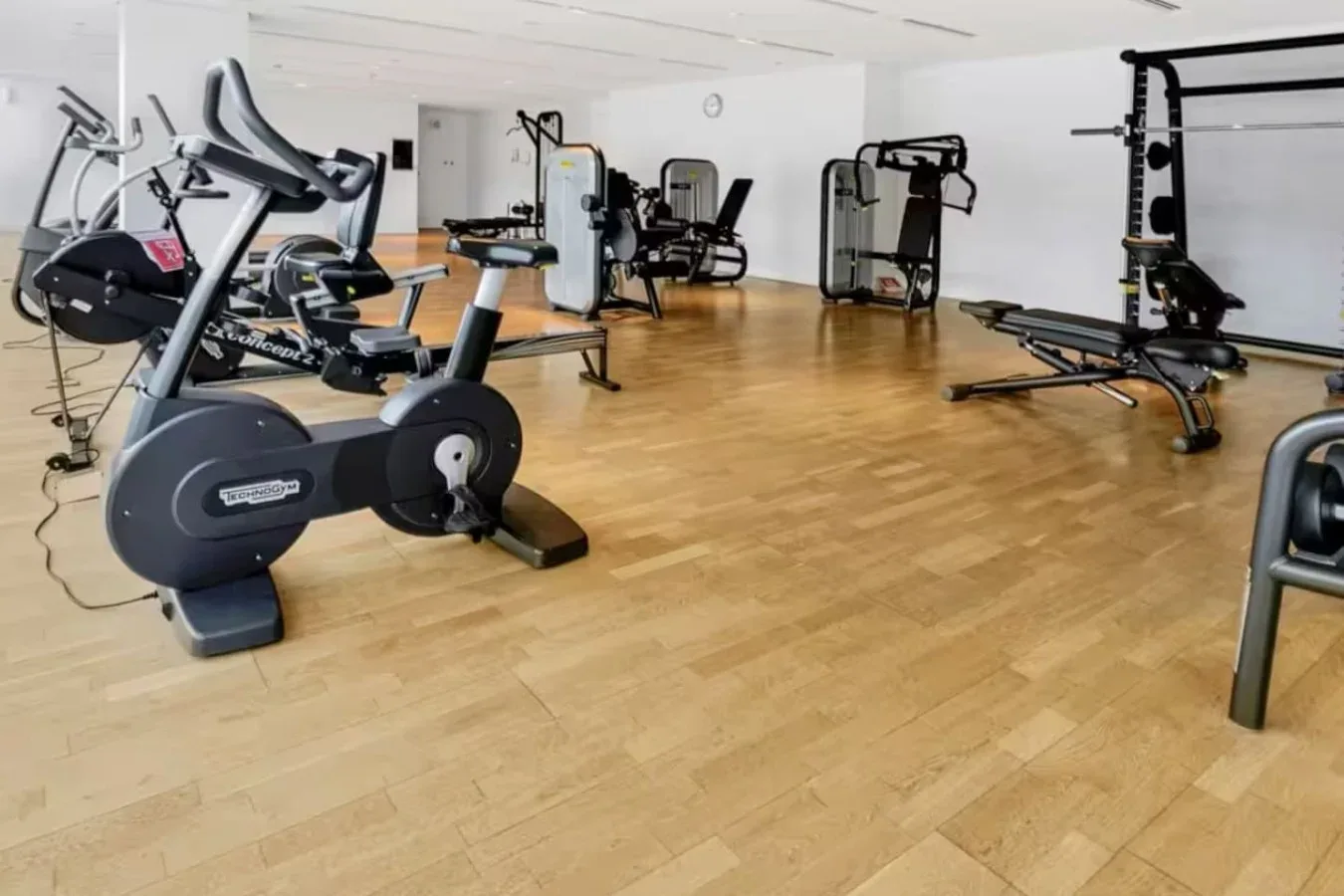 Una sala de ejercicios con bicicletas estáticas y equipo de entrenamiento de fuerza.