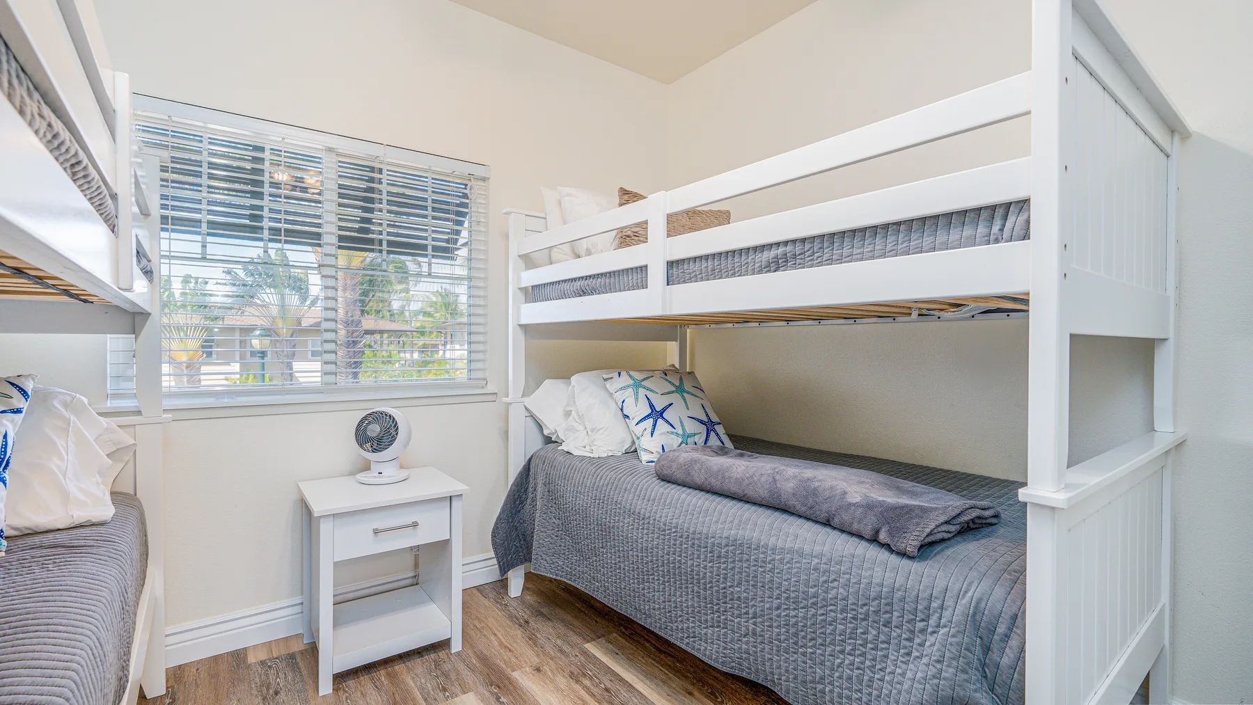 Un dormitorio con dos camas, incluida una litera elevada sobre una cama inferior.
