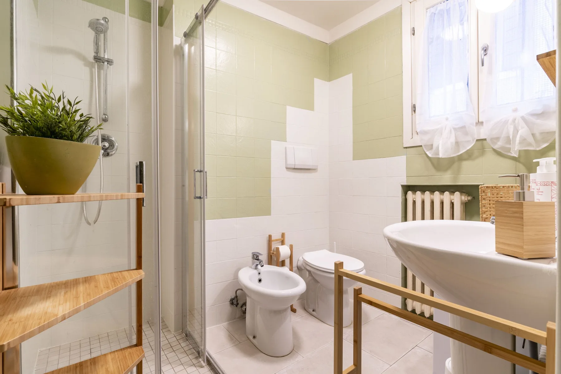 Un baño con ducha, bañera, inodoro y bidé.
