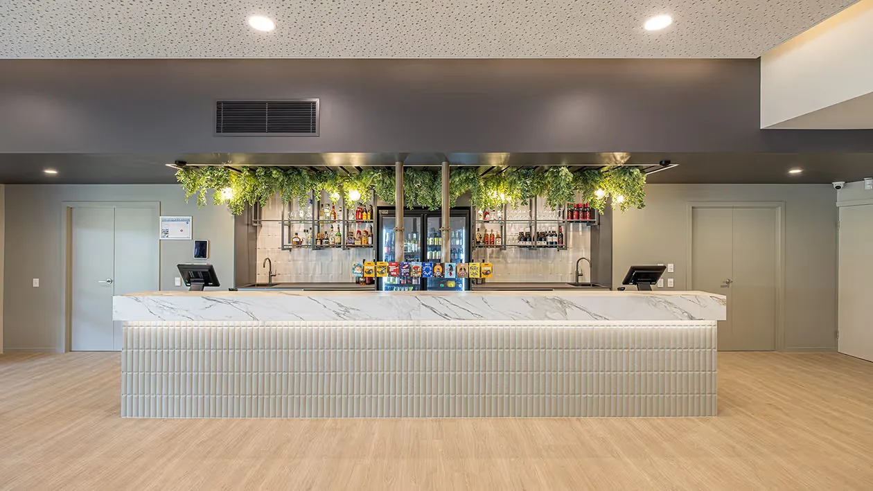 El Public Bar, con su larga barra y vegetación colgante.