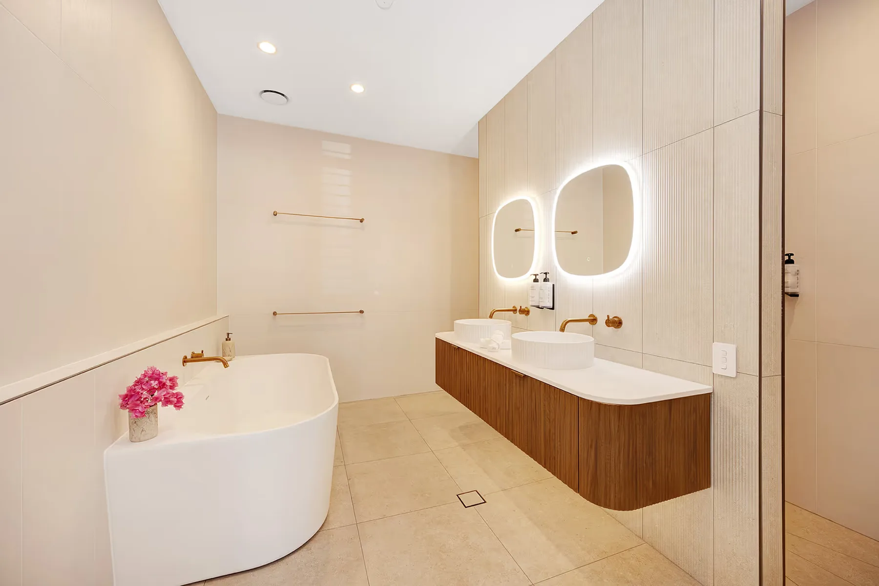 Bañera exenta junto a los dos lavabos en el baño de la suite Executive.
