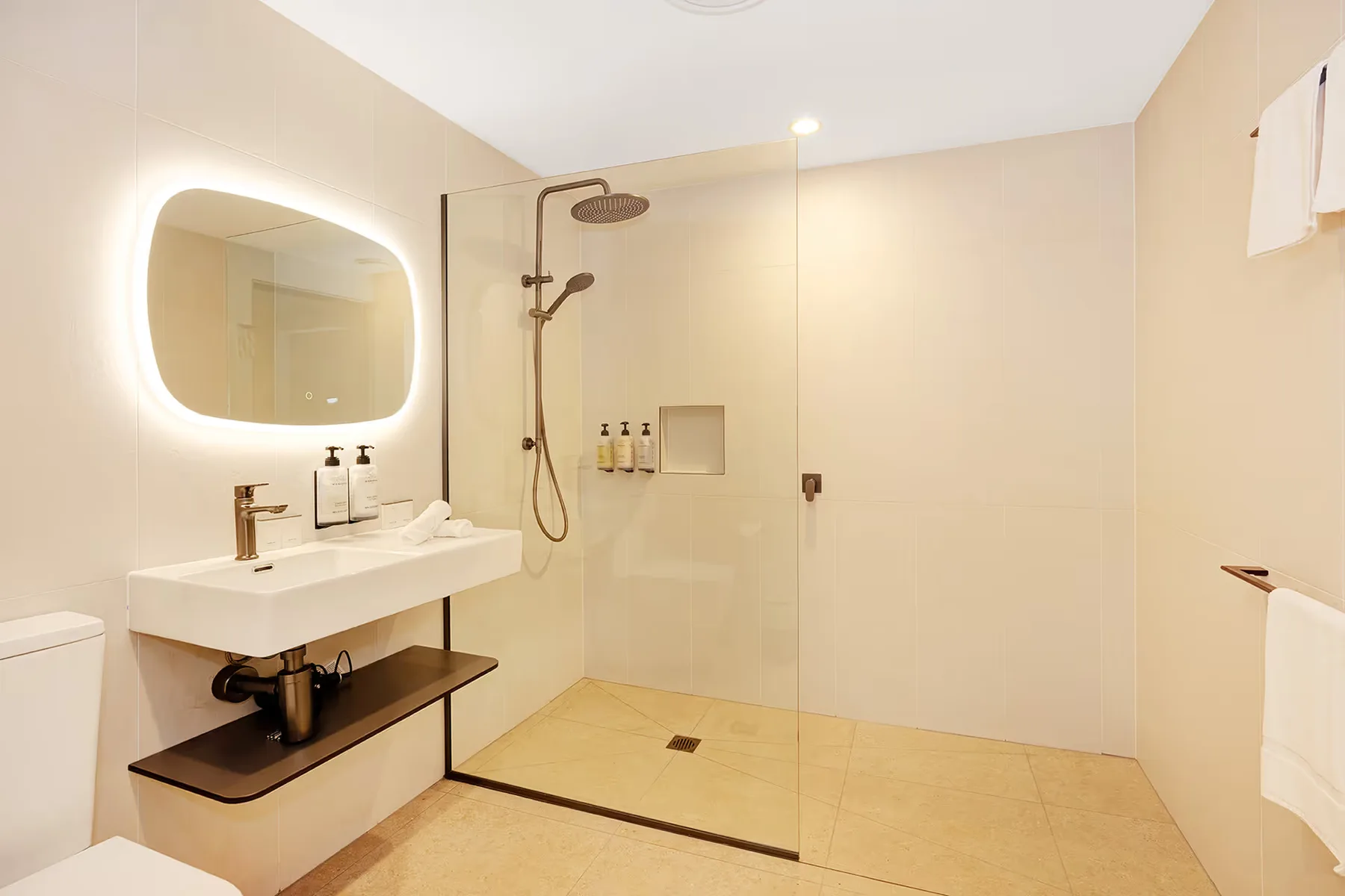 Baño de la habitación Superior Palm con ducha a ras de suelo y espejo retroiluminado.