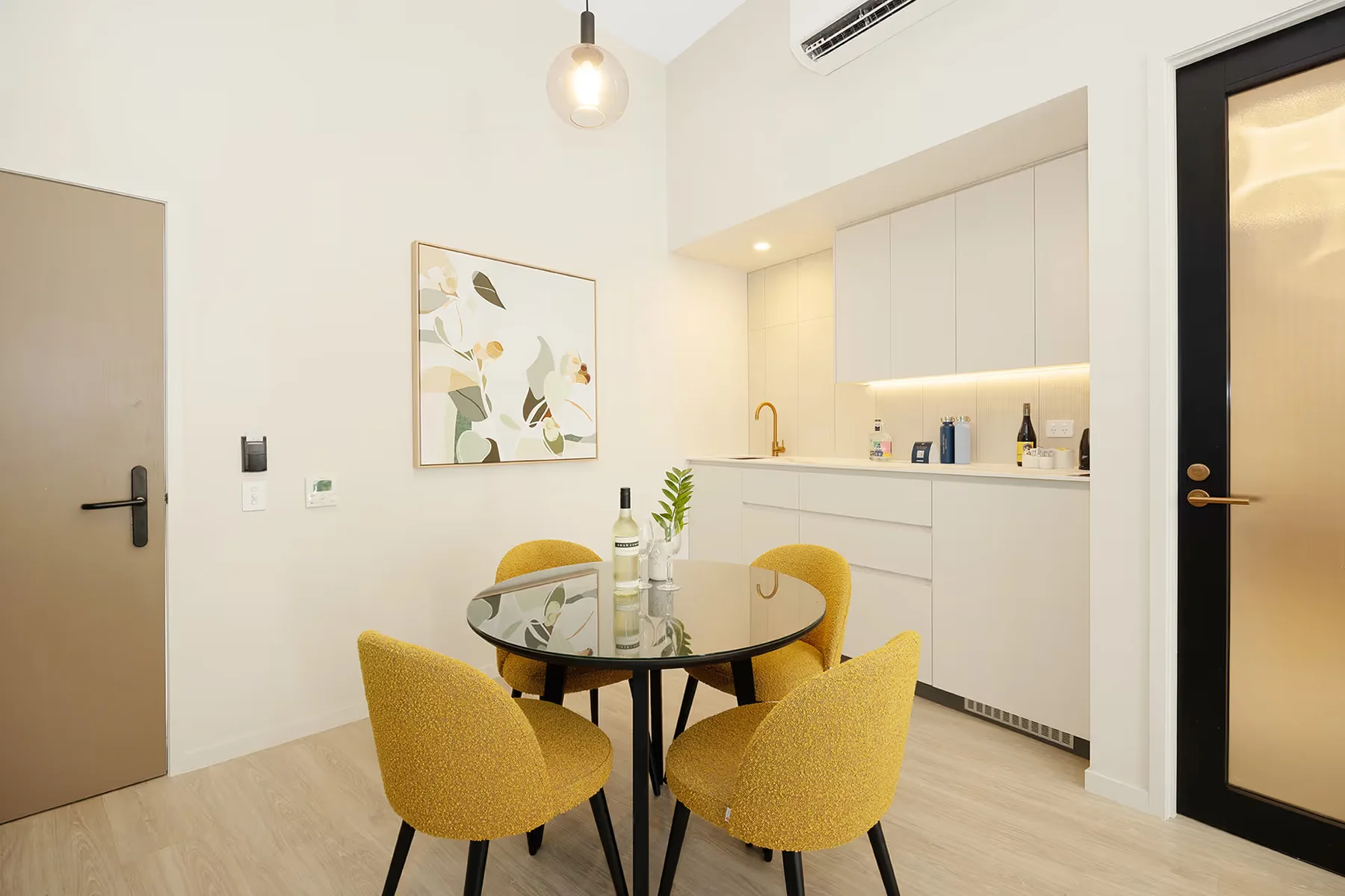 Cocina pequeña y conjunto de mesa y sillas de comedor en la suite Executive.