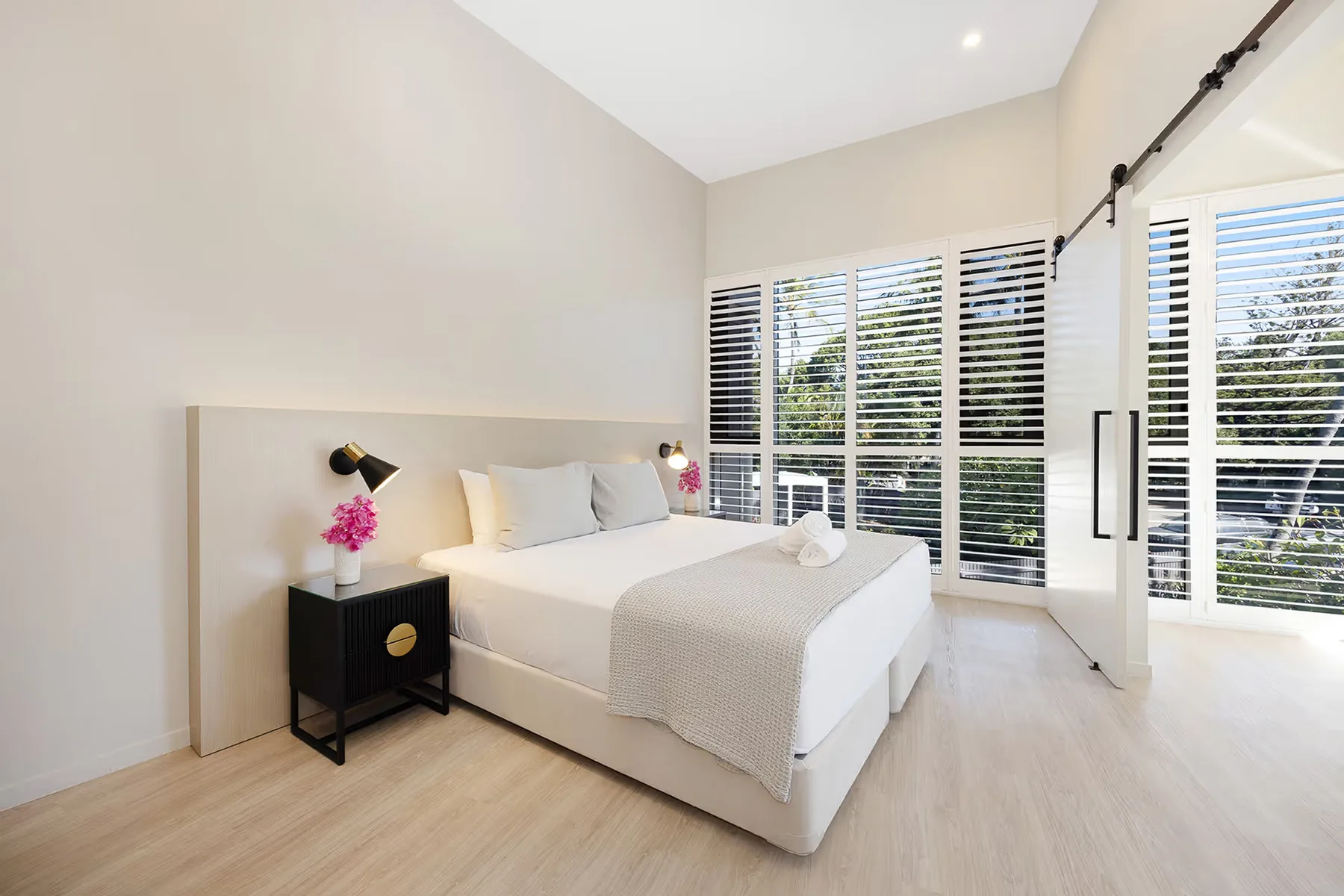 Cama king en la suite Executive, con puertas que dan al jardín.