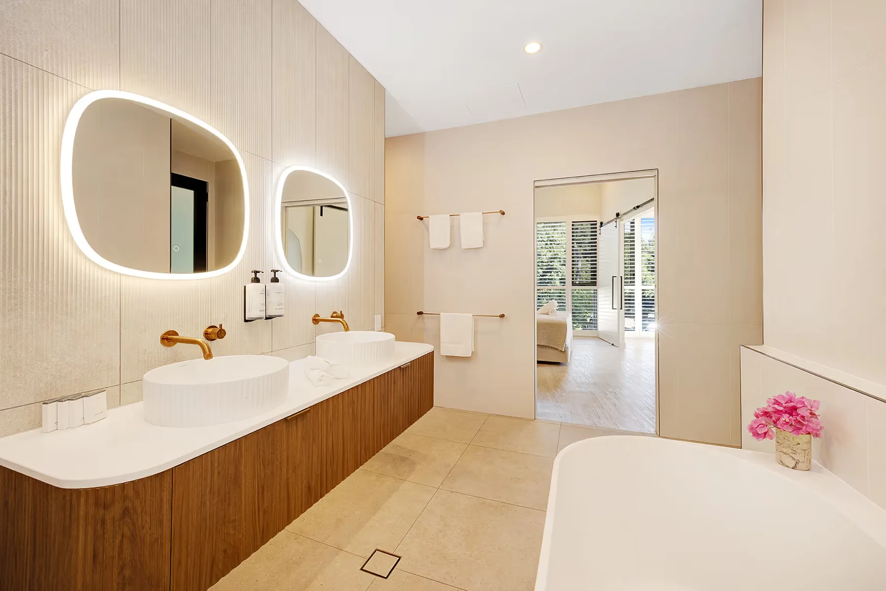 Baño de la suite Executive con dos lavabos.