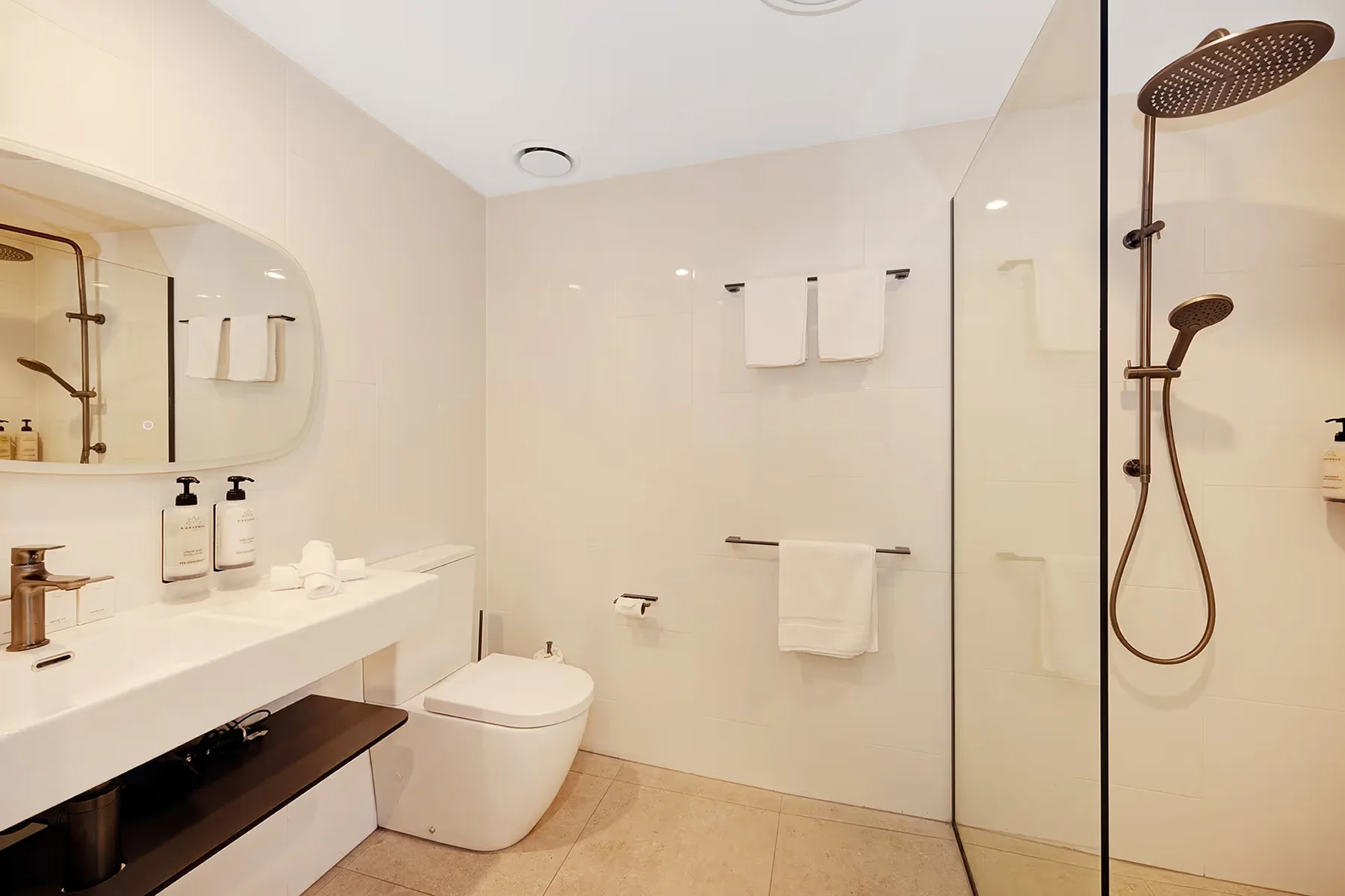 Baño de la habitación Garden Queen con lavabo, inodoro y ducha a ras de suelo.