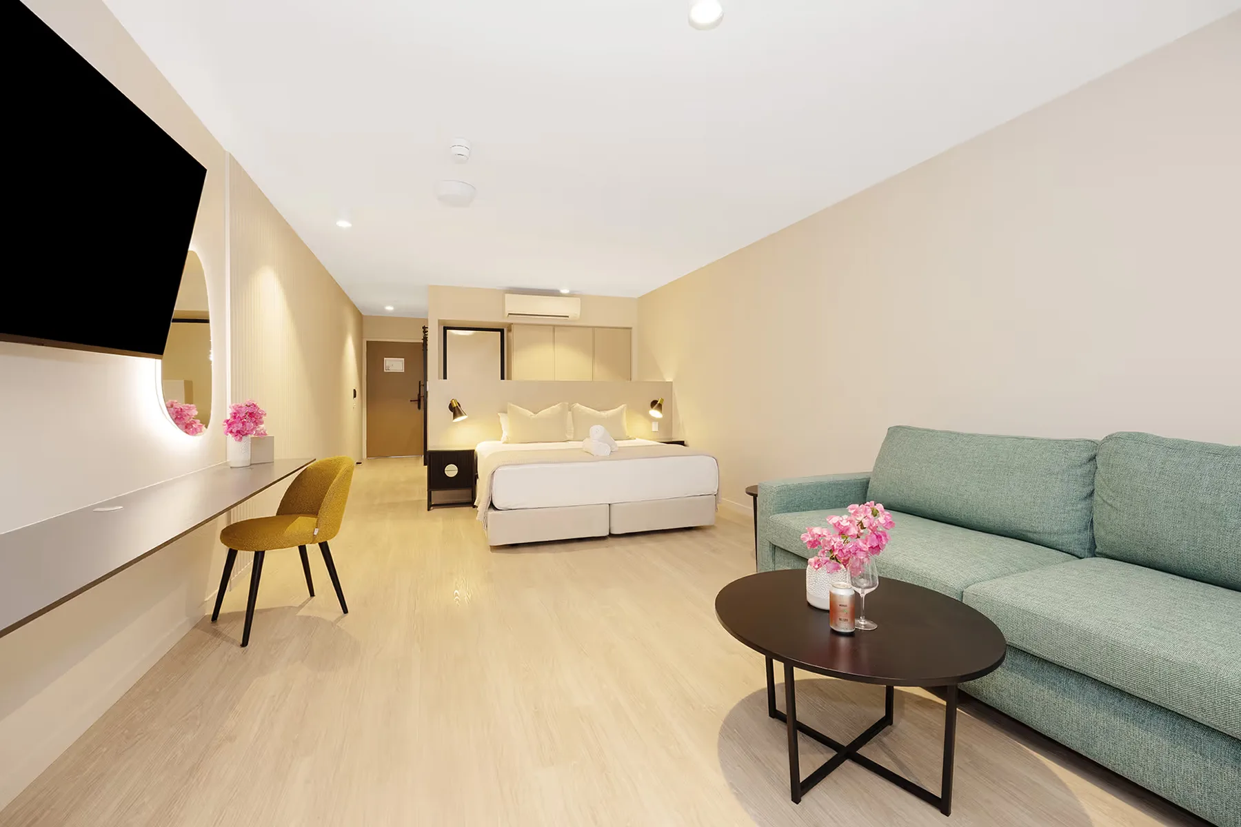Habitación Superior Palm con cama king, sala de estar y sofá cama.