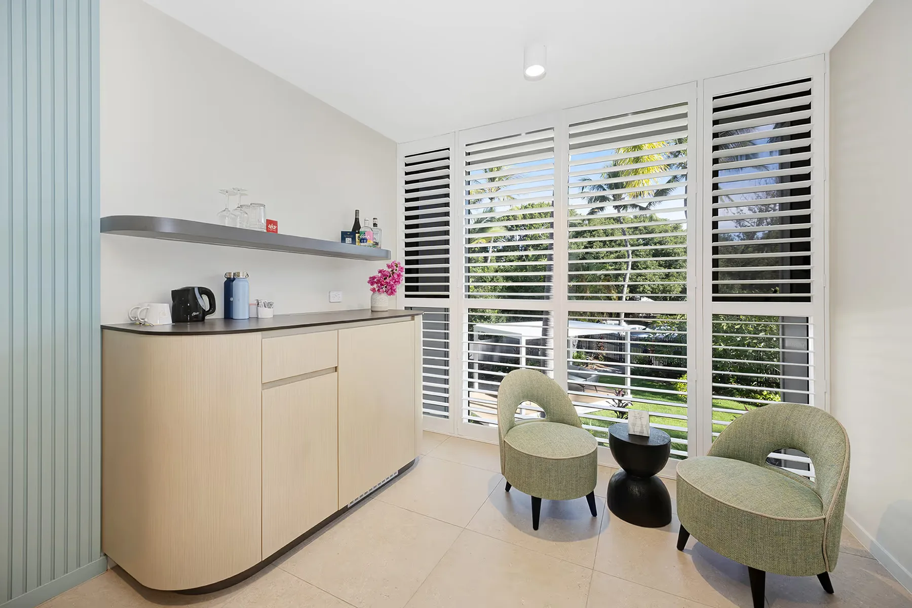Cocina pequeña en la habitación Garden View Superior, junto a las ventanas que dan al jardín.