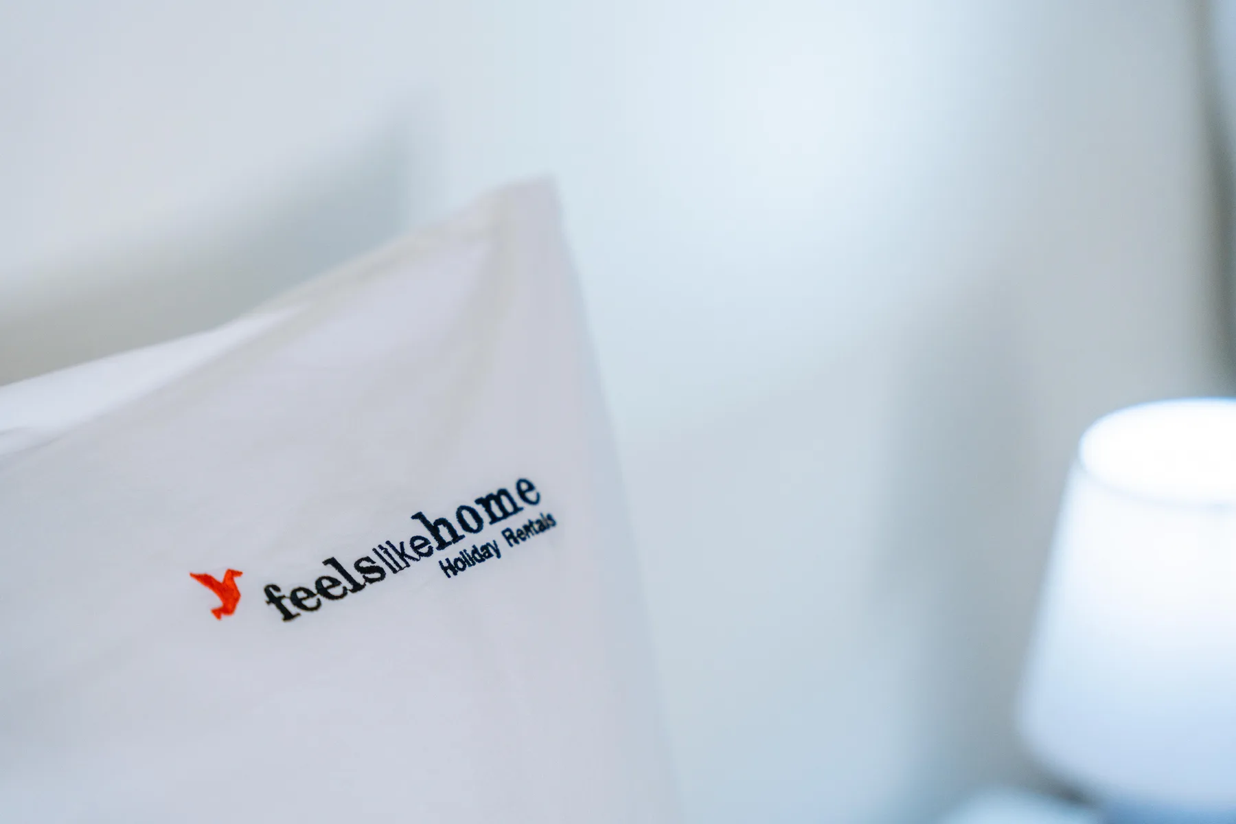 Primer plano de una pieza de tela blanca con un logotipo impreso.