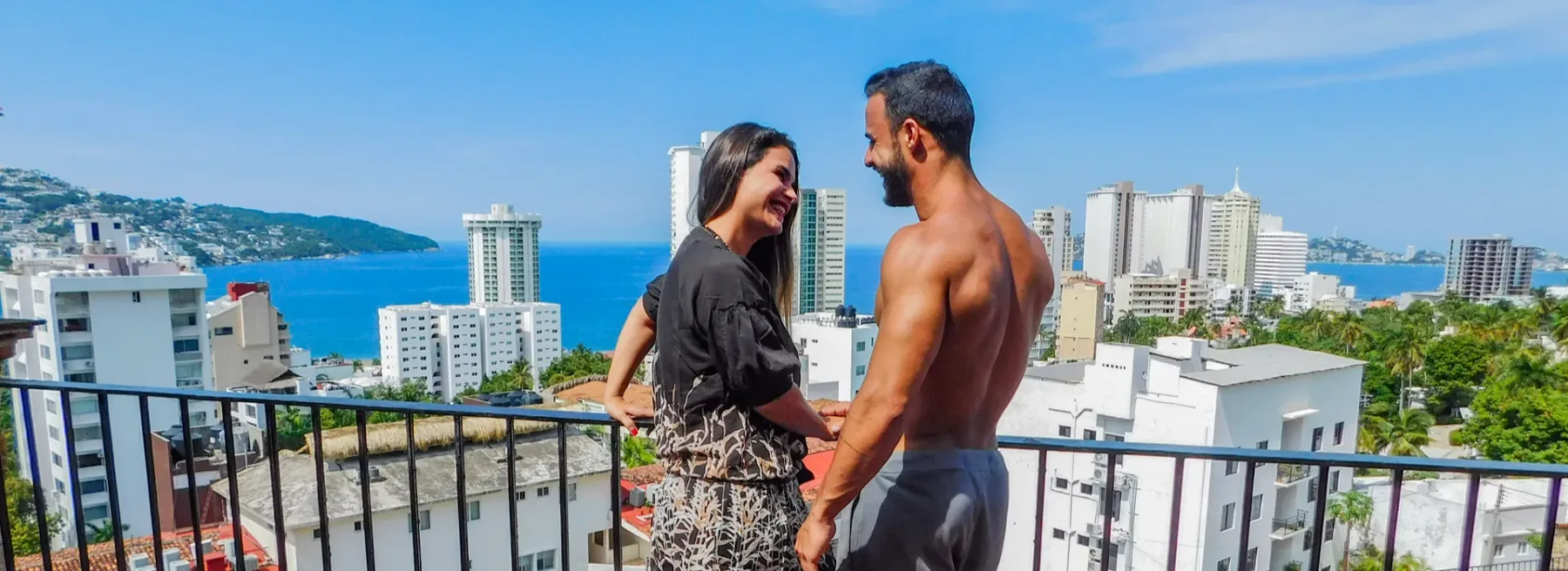 Pareja compartiendo un momento en Casa Lisa