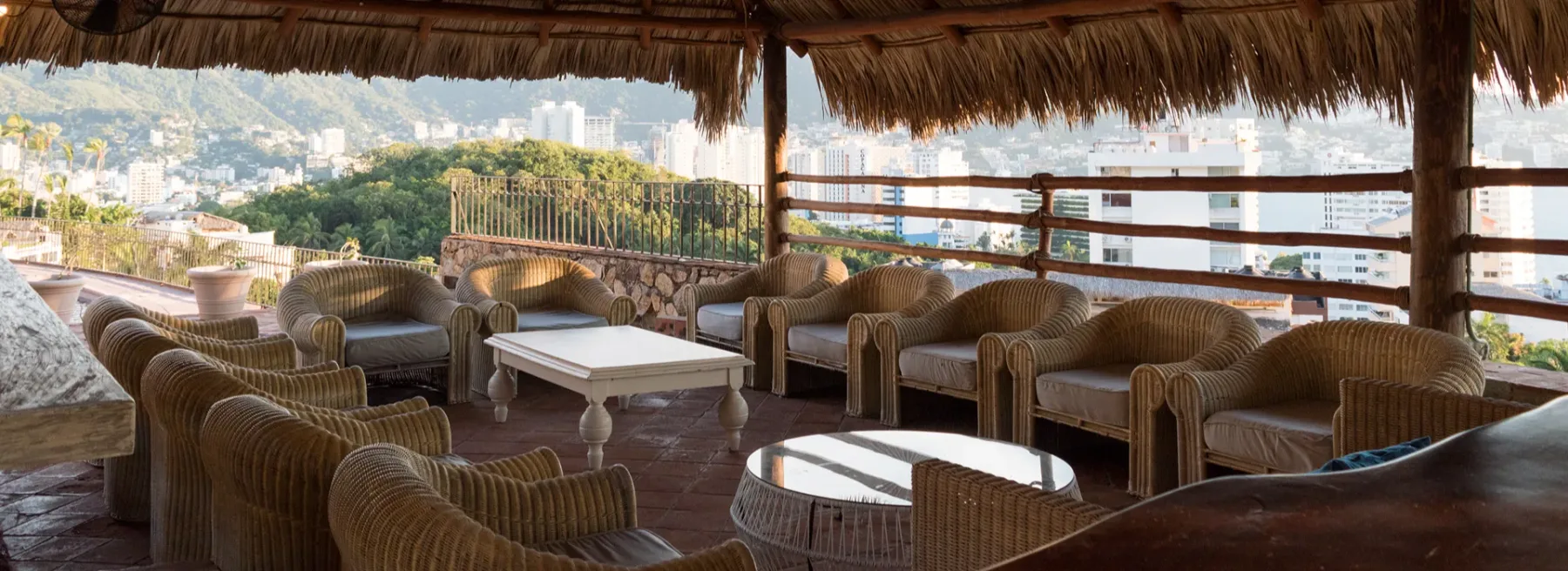 Sala de estar al aire libre con vistas a Acapulco