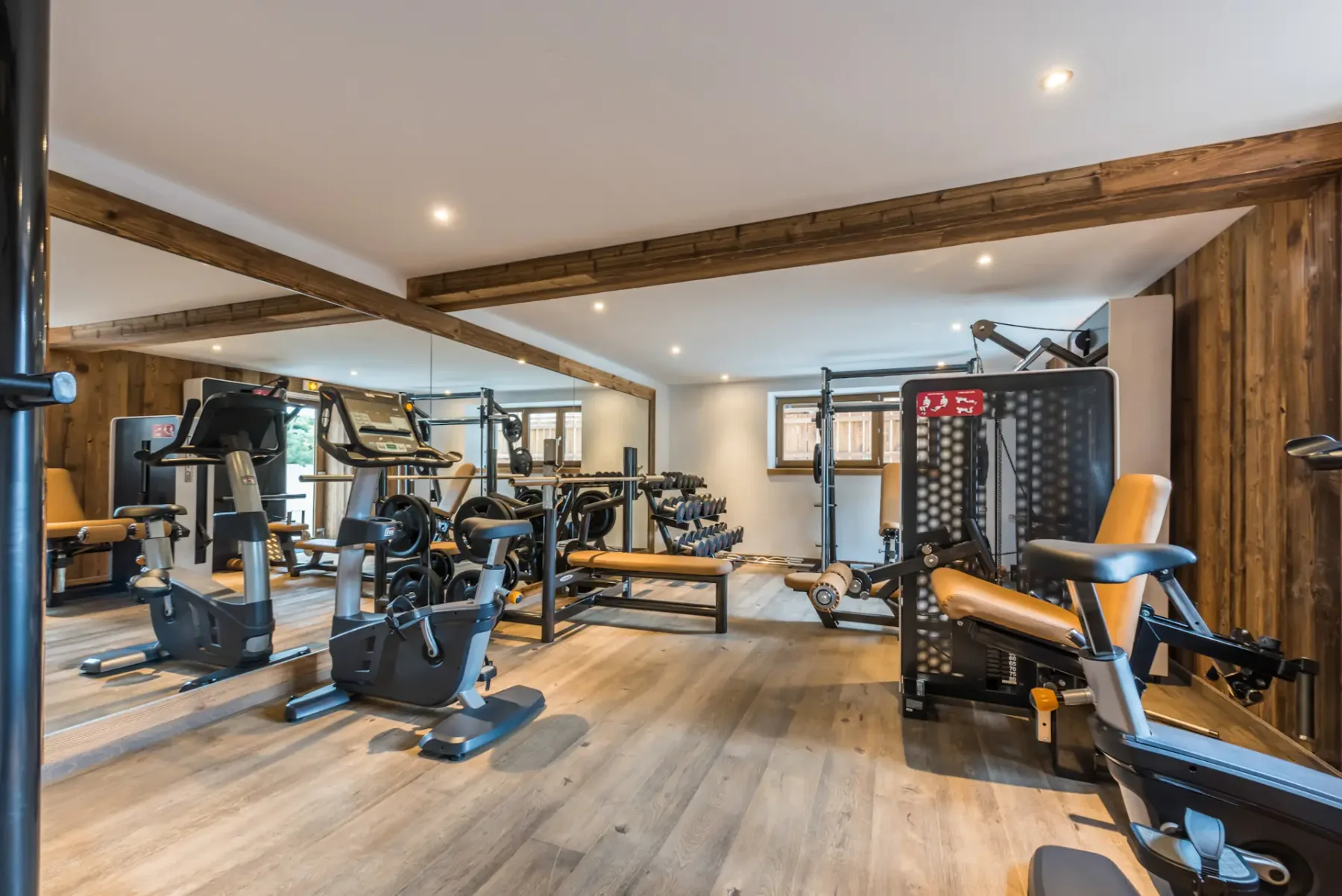 Communal gym with machines at the ski apartment Meranti Morzine