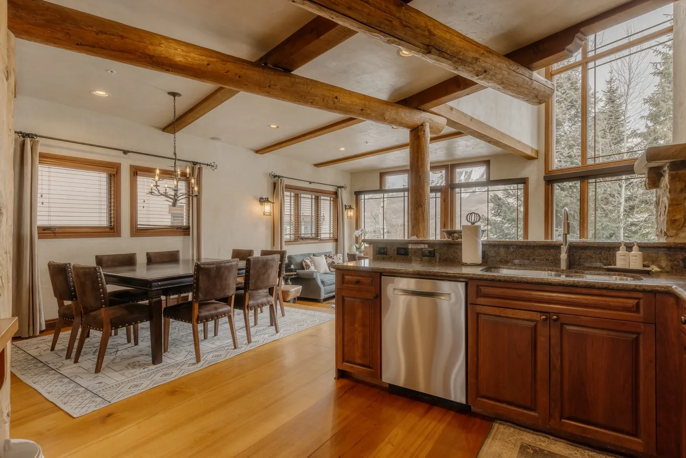 Cocina y comedor de planta abierta, con muebles de madera y una mesa de comedor.