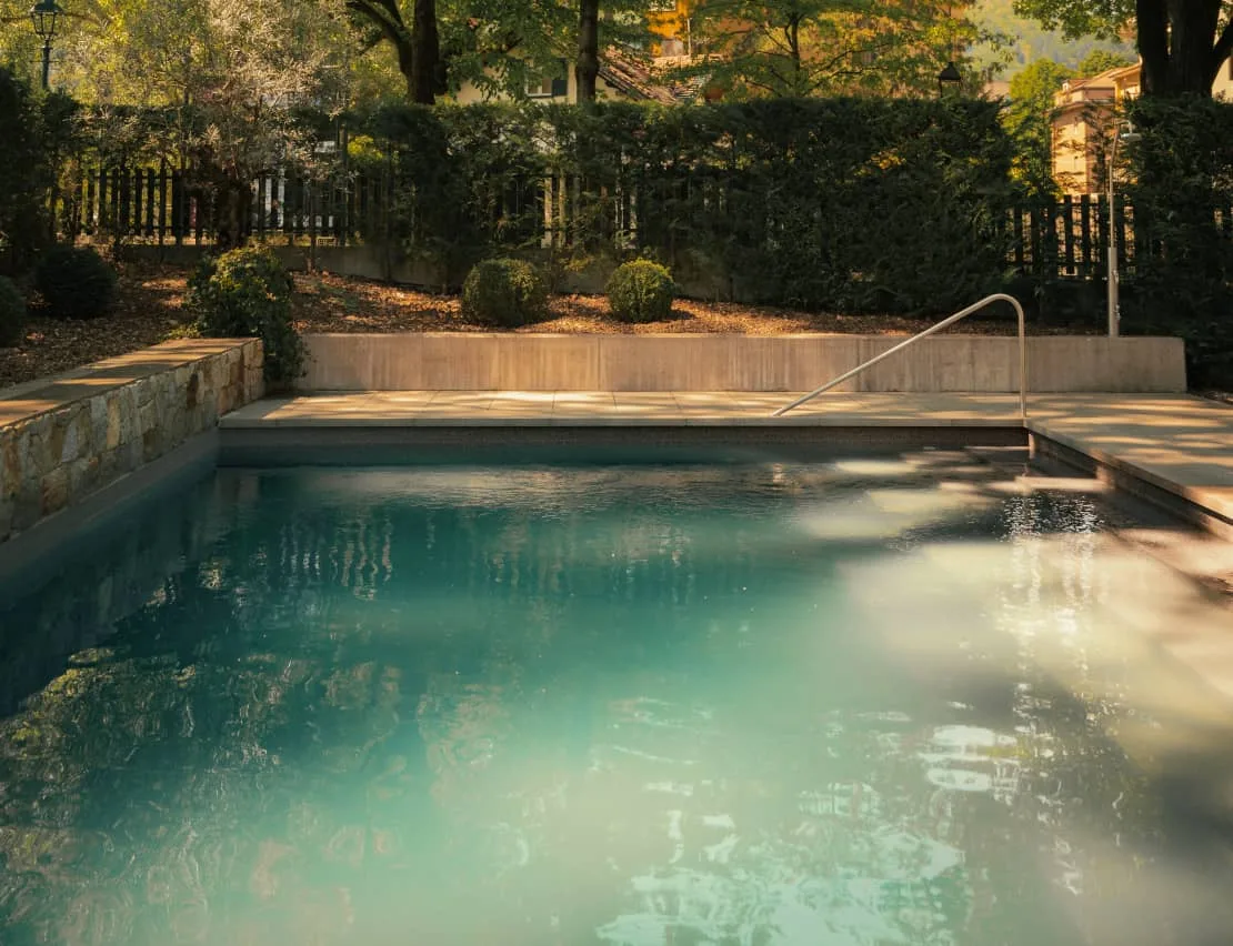 Jardín y piscina al aire libre