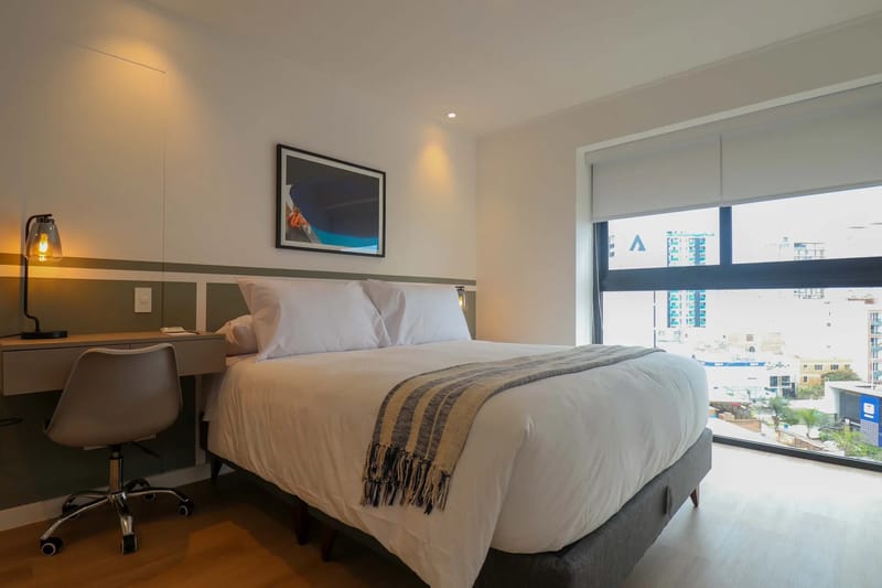 Scenic 2BR w/ Balcony & View in Miraflores