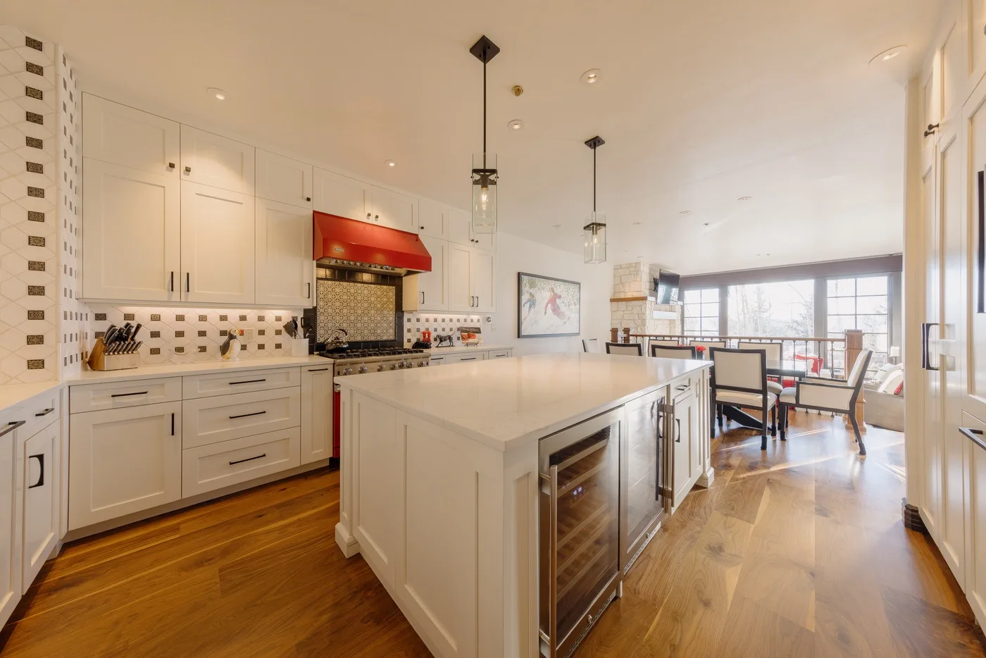 Una luminosa cocina abierta al comedor, con una isla grande y una mesa de comedor.