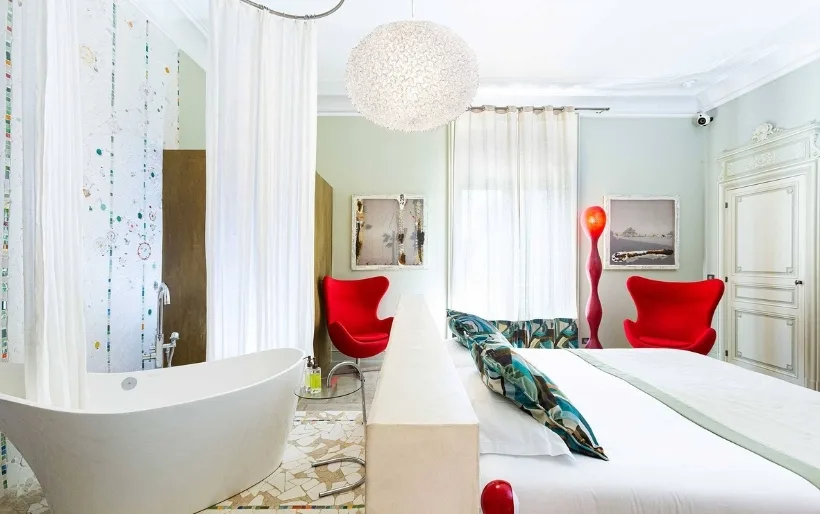 Salle de bain ouverte de la suite Augustin Coste