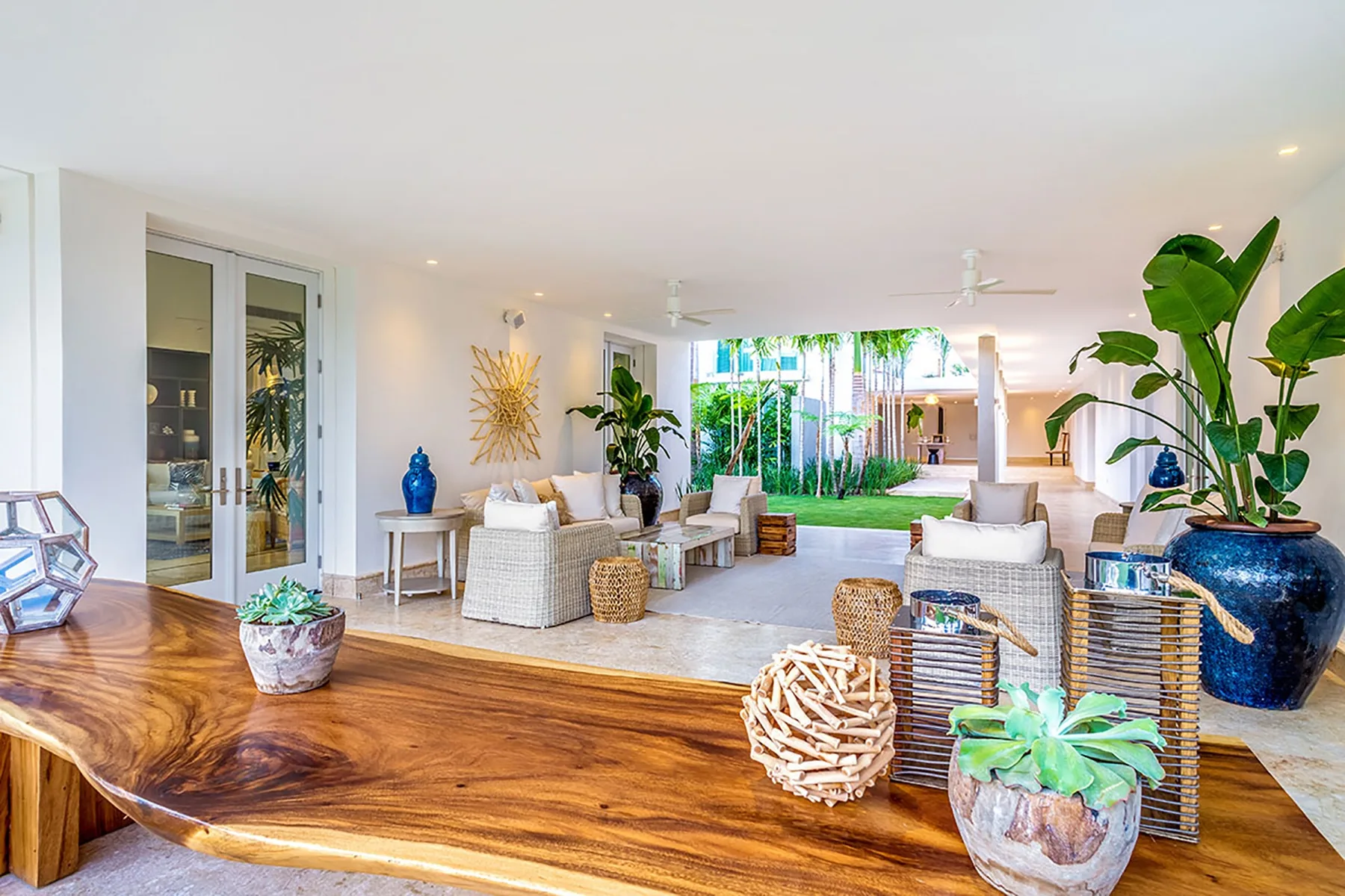 Una luminosa sala de estar de planta abierta con asientos y vista al jardín.