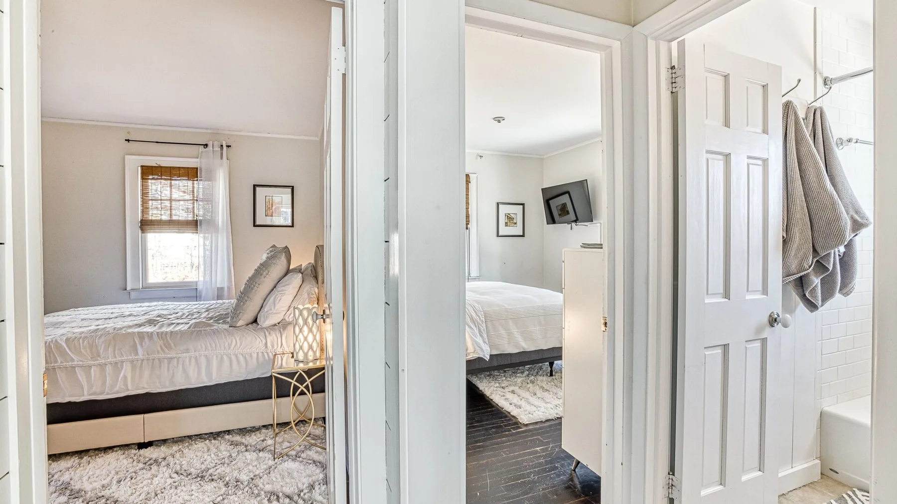 Dormitorio con una cama, una mesita auxiliar y una ventana.