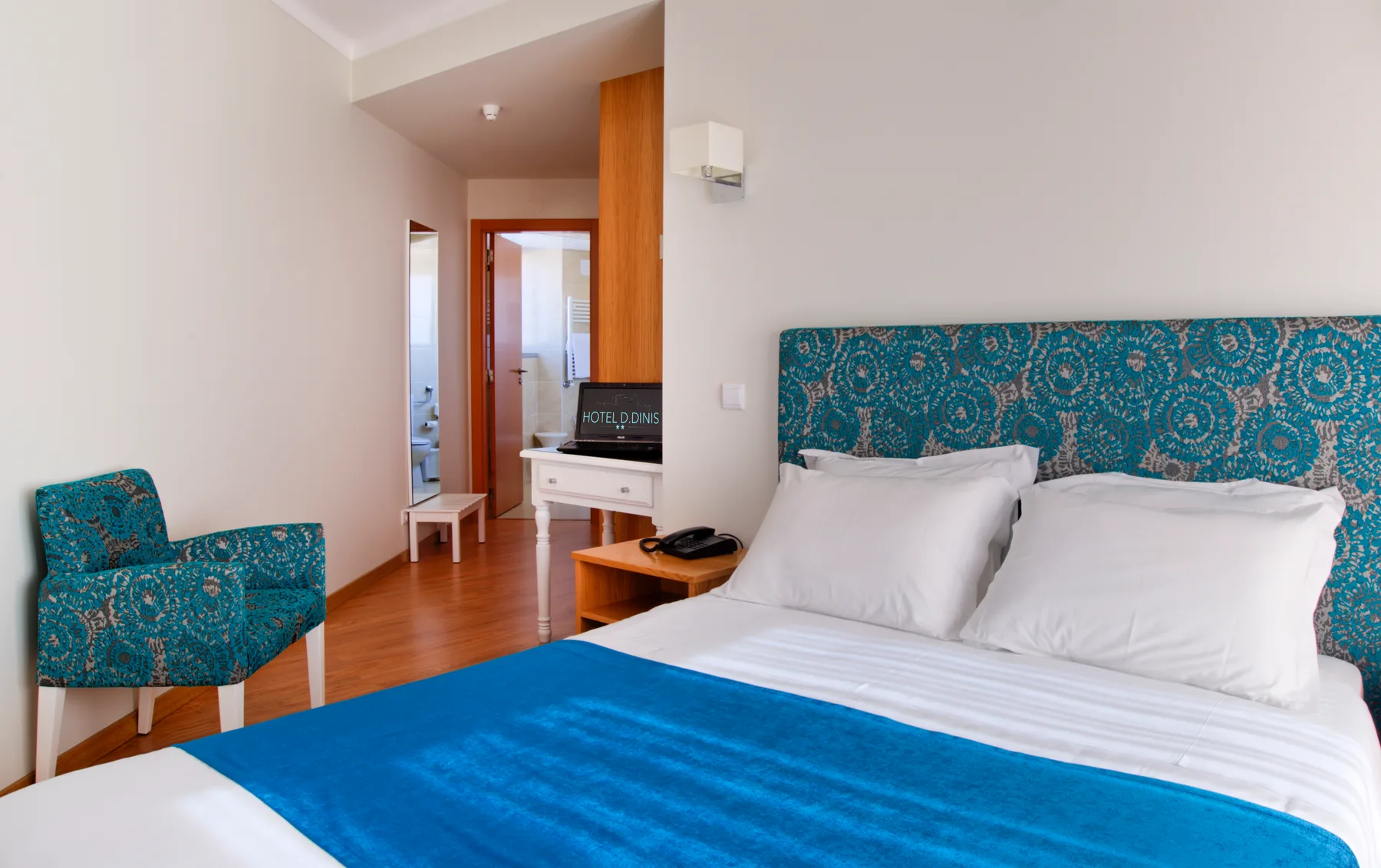 Habitación con cama doble o dos camas individuales y balcón