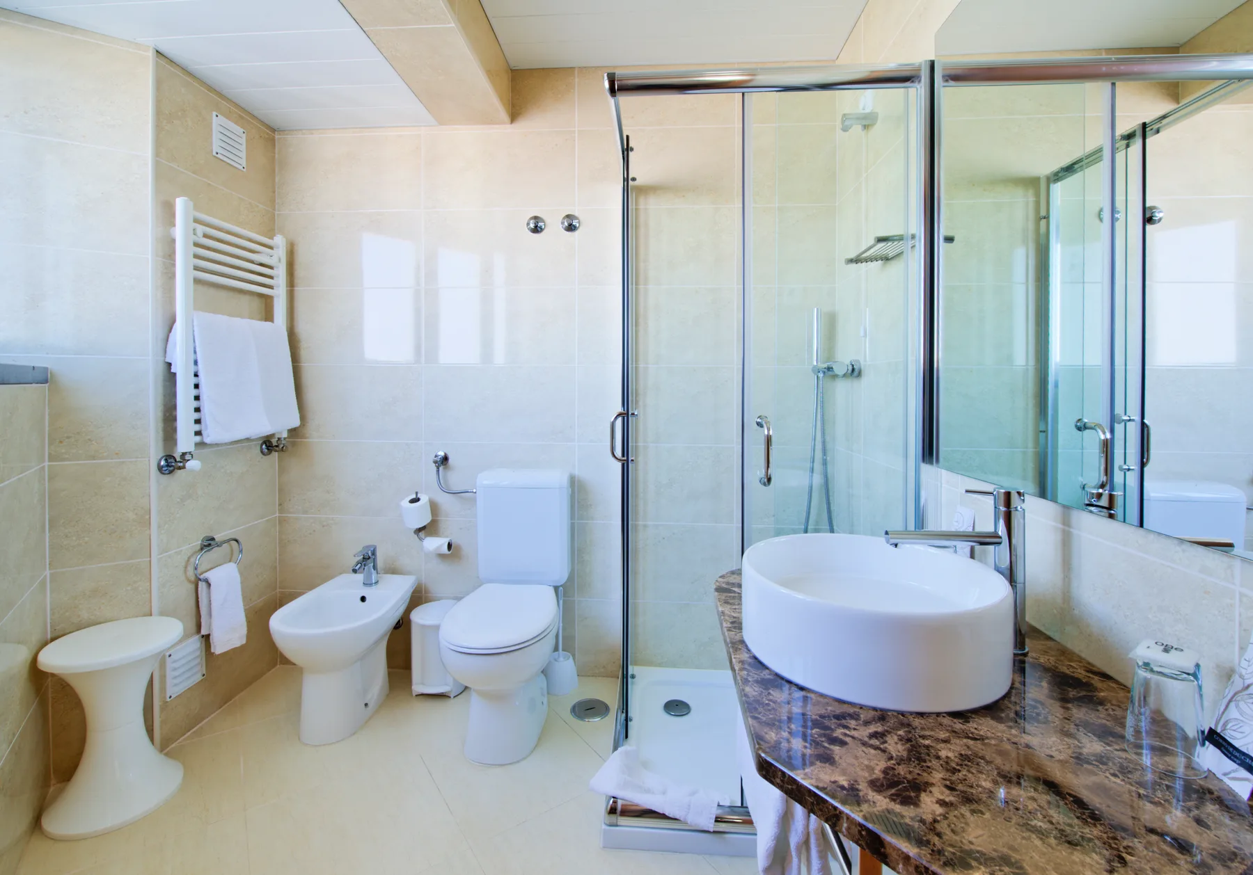 Habitación con cama doble o dos camas individuales y balcón