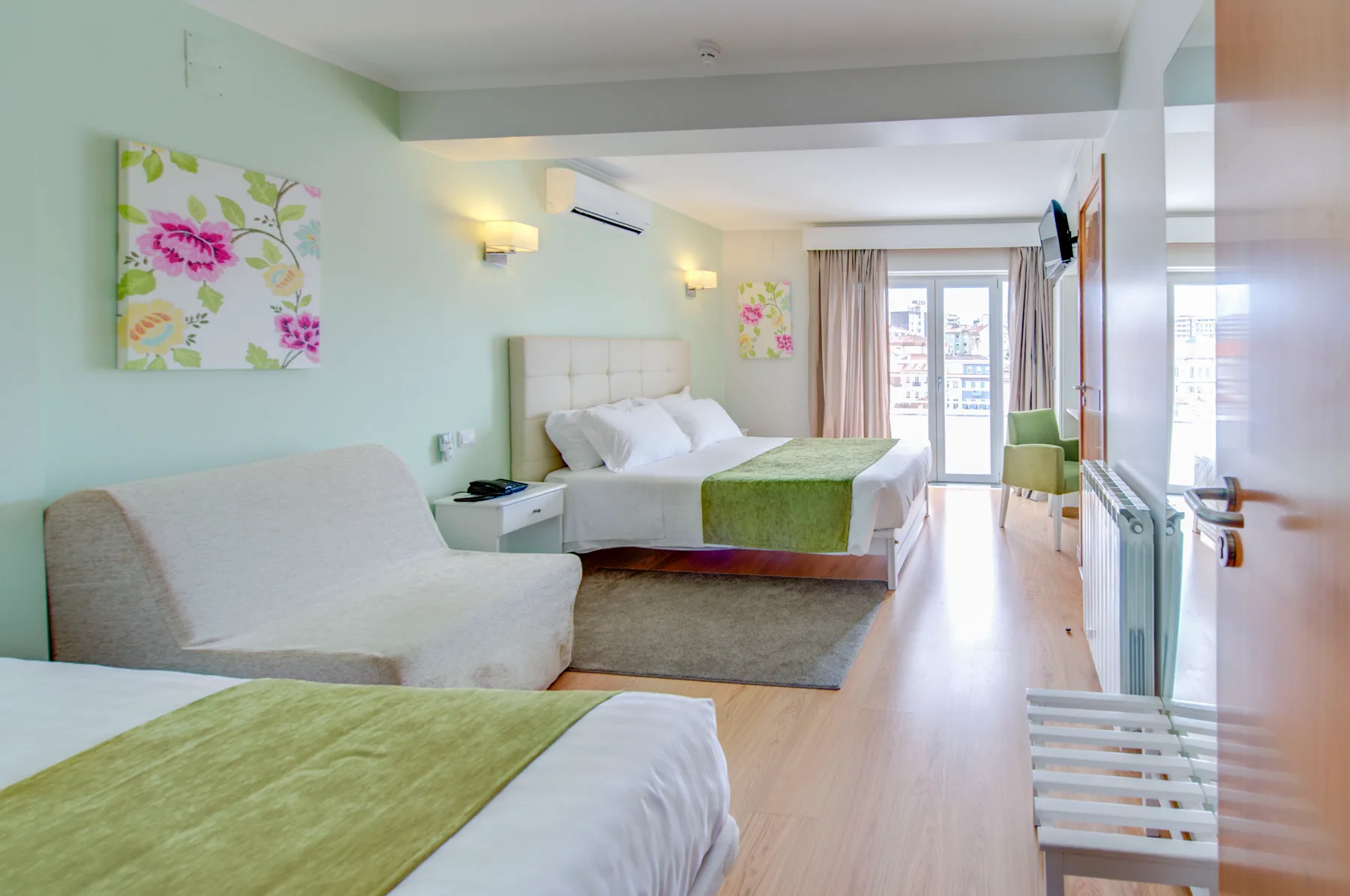 Habitación triple con balcón