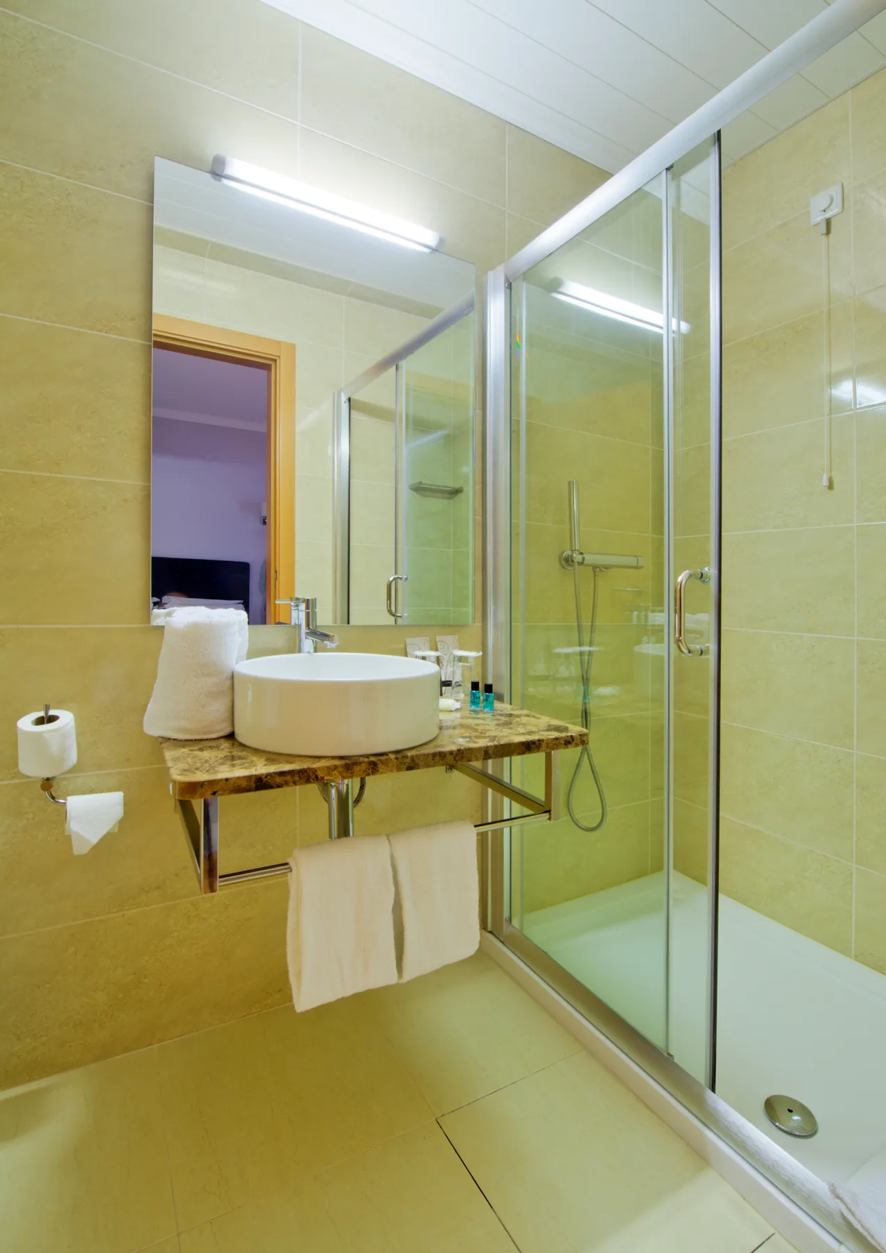 Habitación con cama doble o dos camas individuales y balcón