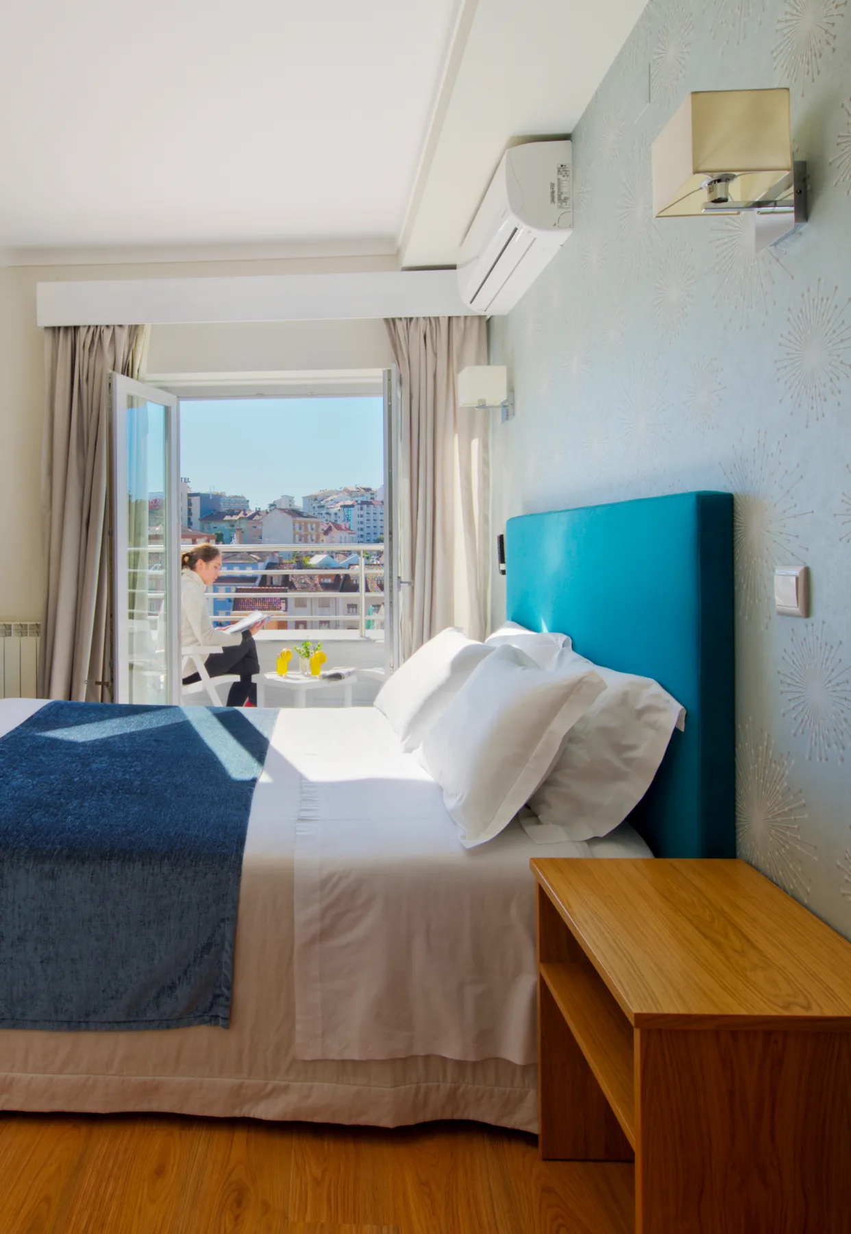 Habitación con cama doble o dos camas individuales y balcón