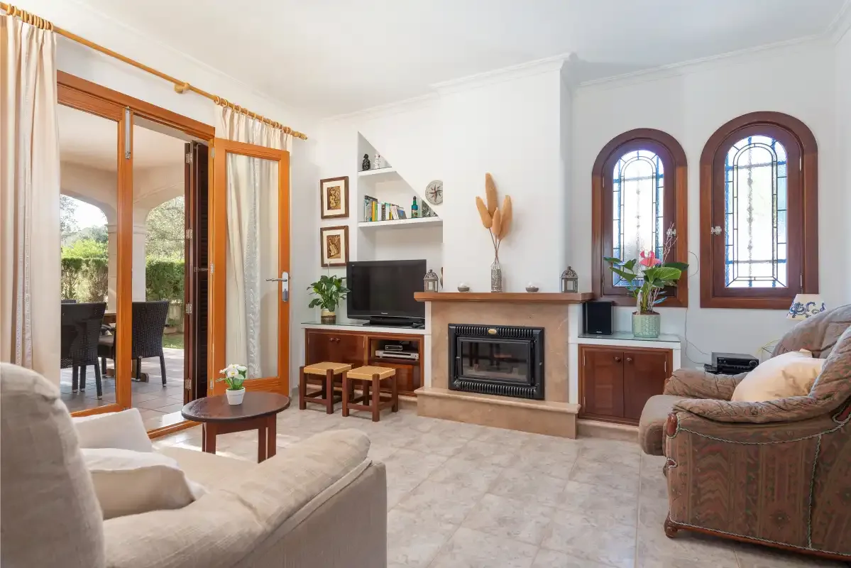 Sala de estar con asientos, chimenea y televisor.