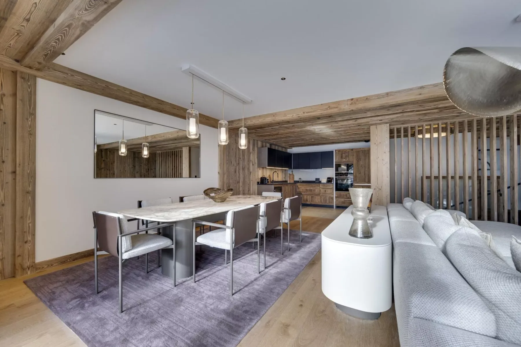 Una sala-comedor de planta abierta con la cocina al fondo.