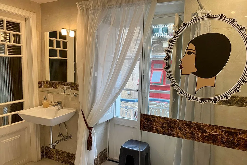 Room 454 bathroom