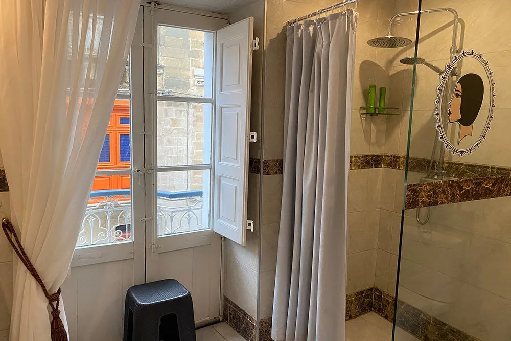Room 454 bathroom