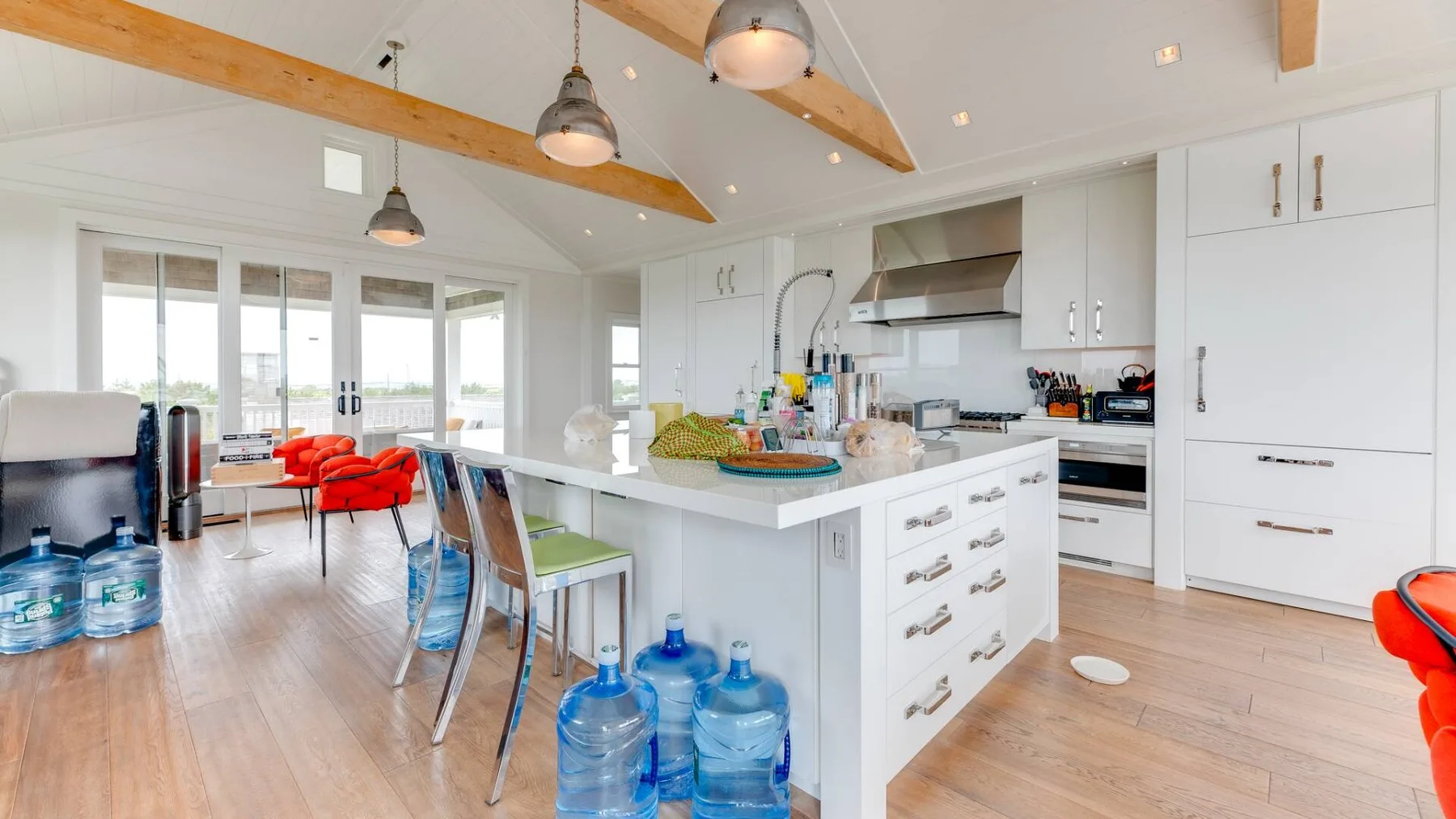 Una cocina y comedor diáfanos y luminosos, con una isla amplia y una mesa de comedor.
