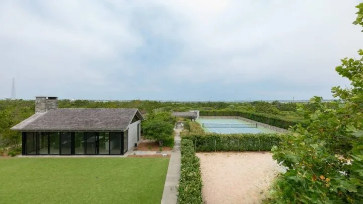 Una zona exterior ajardinada con una piscina y un pequeño pabellón.